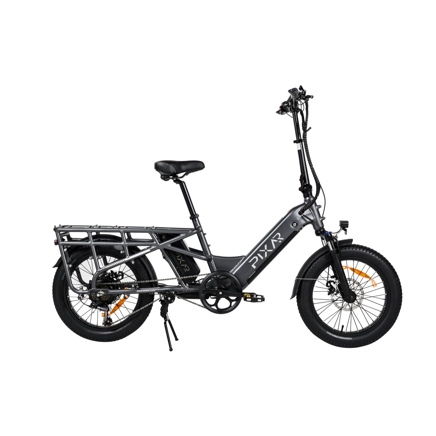 E-bike plegable gris con portaequipajes, neumáticos anchos y frenos de disco.