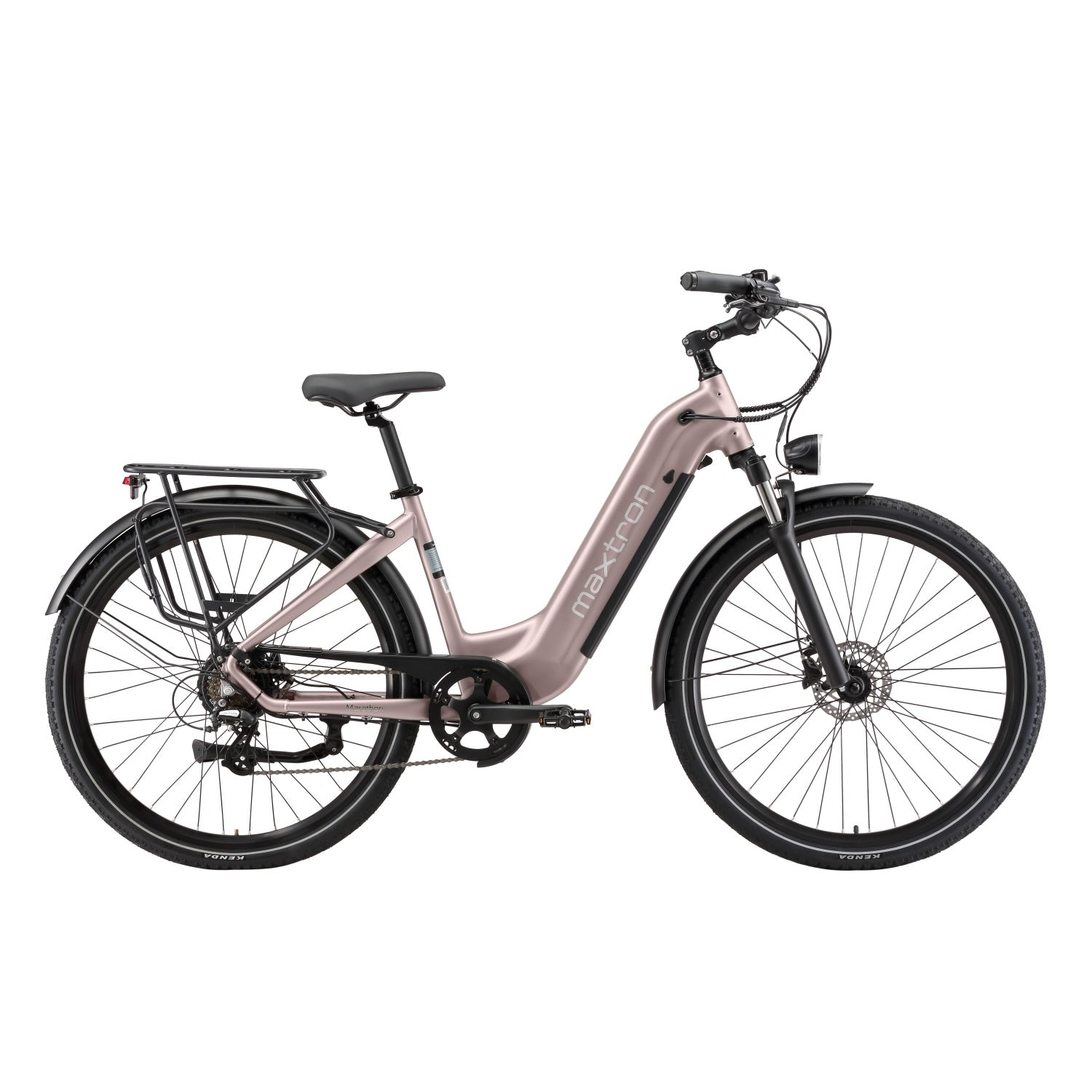 Una bicicleta eléctrica rosa con portaequipajes, guardabarros y faro delantero.