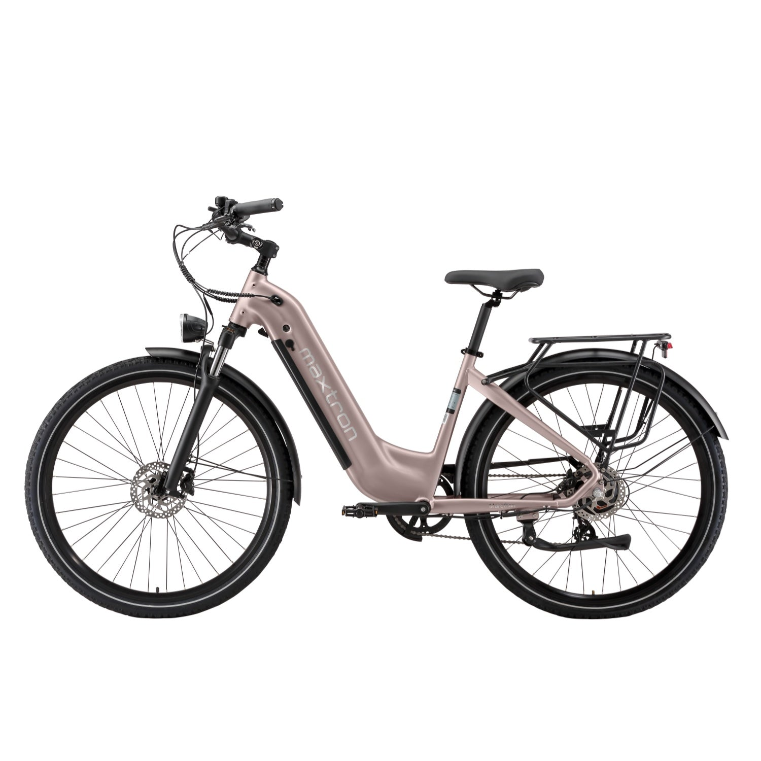 Una bicicleta eléctrica de mujer en oro rosa con portaequipajes, luces delantera y trasera.