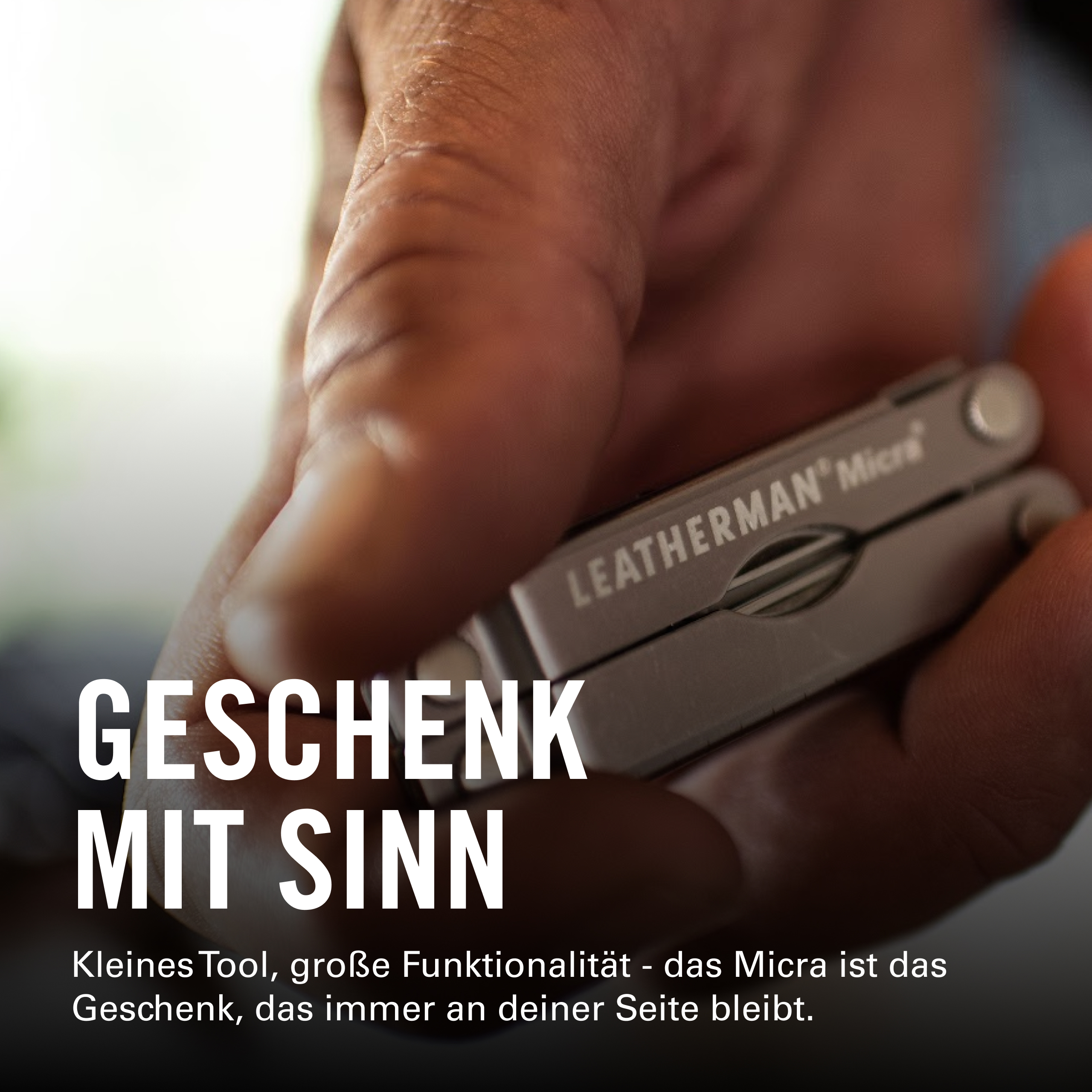 Ein Leatherman Micra Multi-Tool wird von einer Hand gehalten. Text: Geschenk mit Sinn.