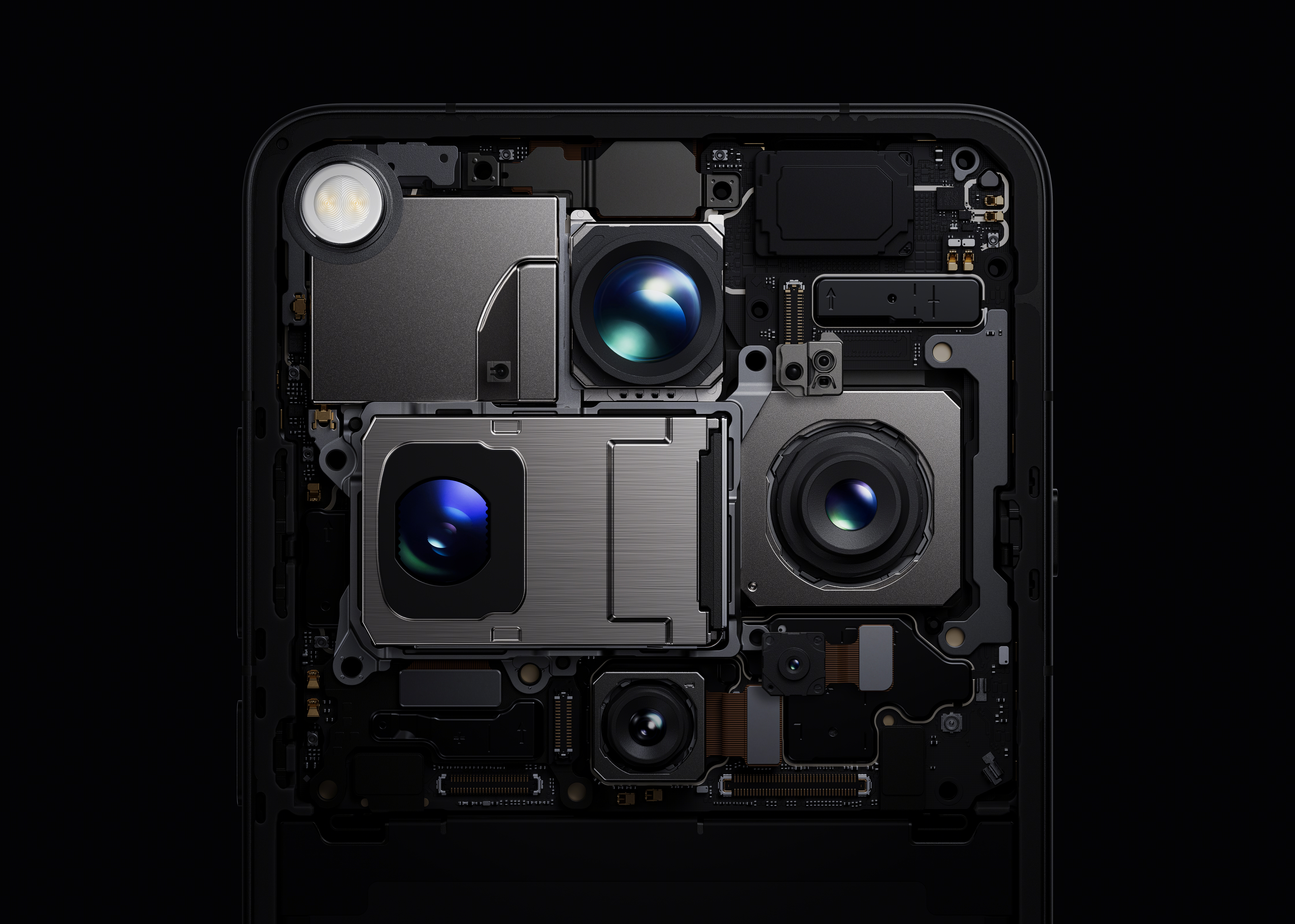 Gros plan du module caméra interne d'un smartphone avec plusieurs objectifs et flash.