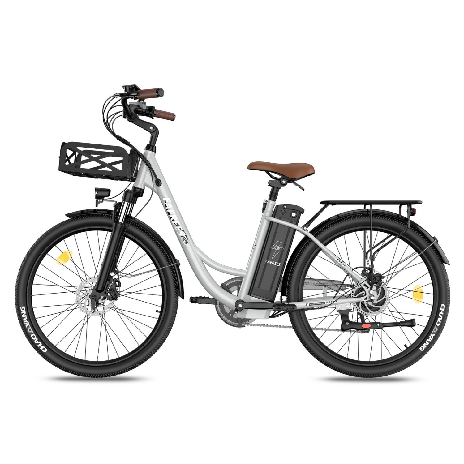 Silbernes E-Bike mit braunen Griffen und Sitz, schwarzem Korb und Gepäckträger.