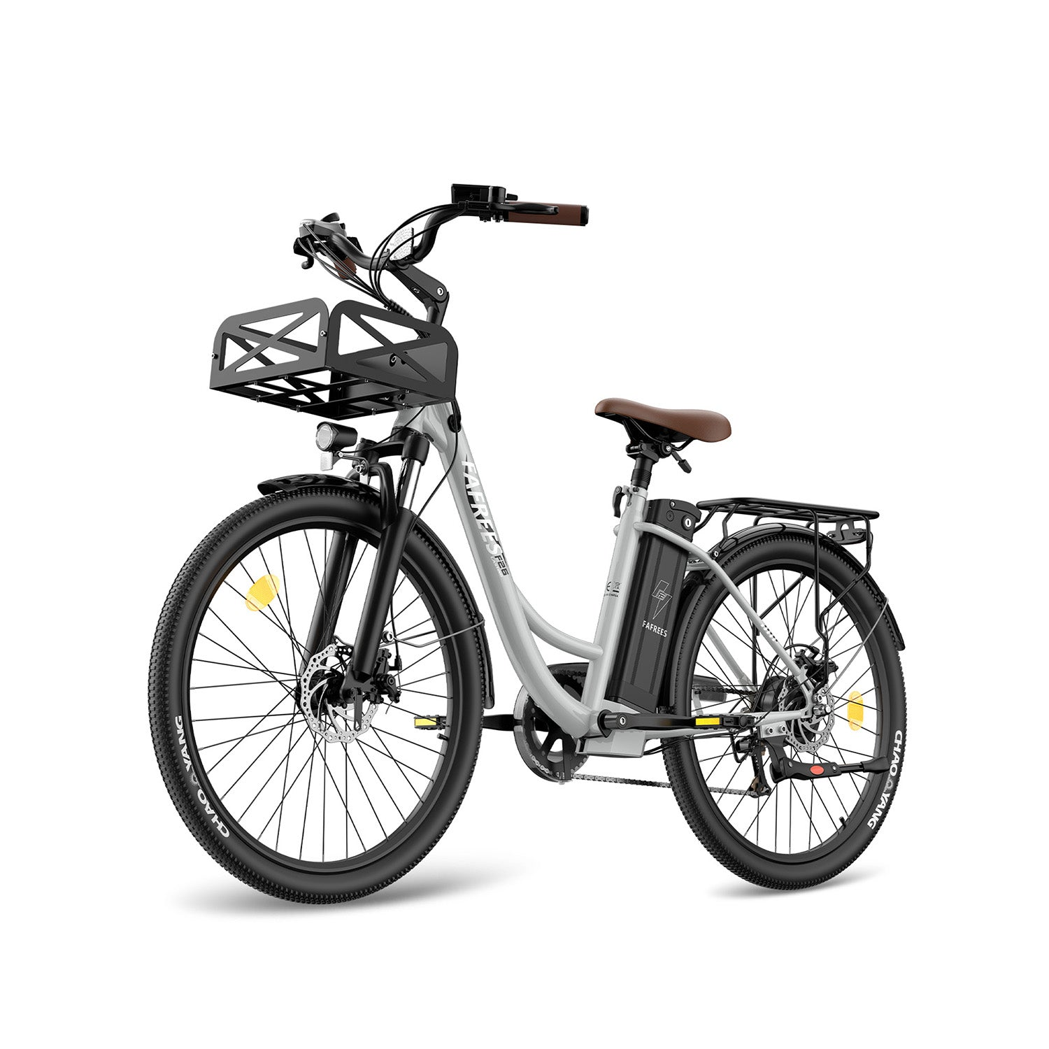 Ein silbernes E-Bike mit vorderem Korb, braunem Sitz und Gepäckträger.