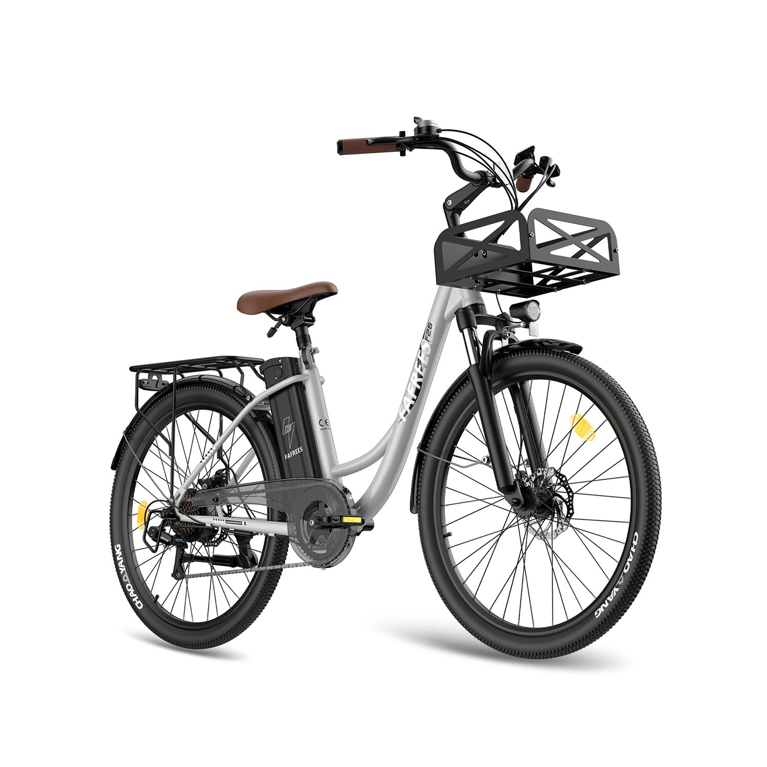 Silbernes E-Bike mit braunem Sattel, Gepäckträger, Korb und niedrigem Rahmen.