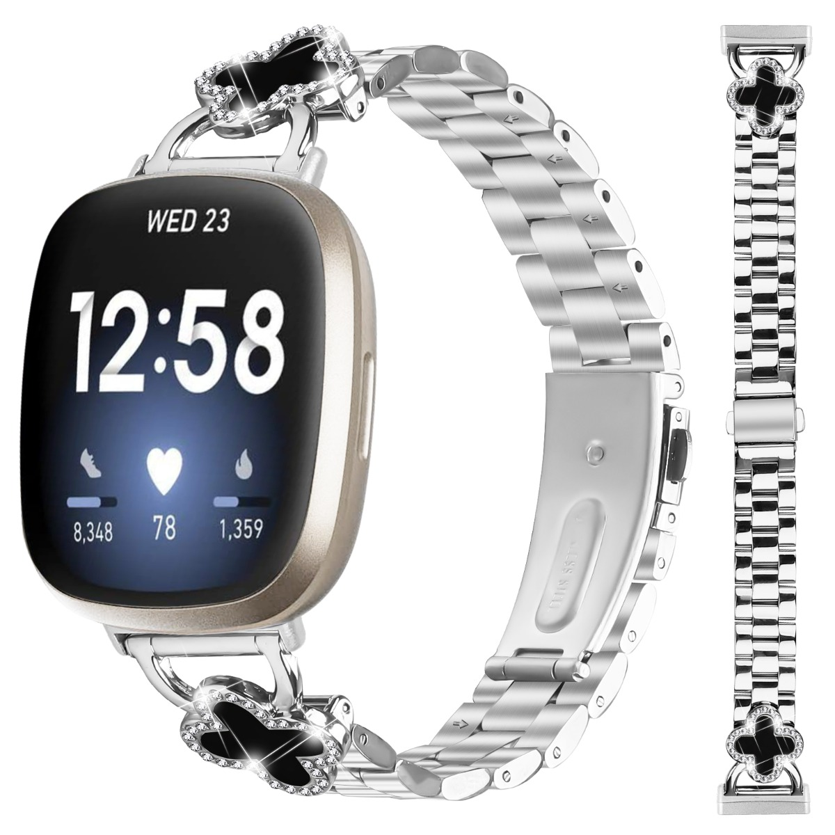 Smartwatch con cinturino in metallo argentato, con ciondolo quadrifoglio con strass.