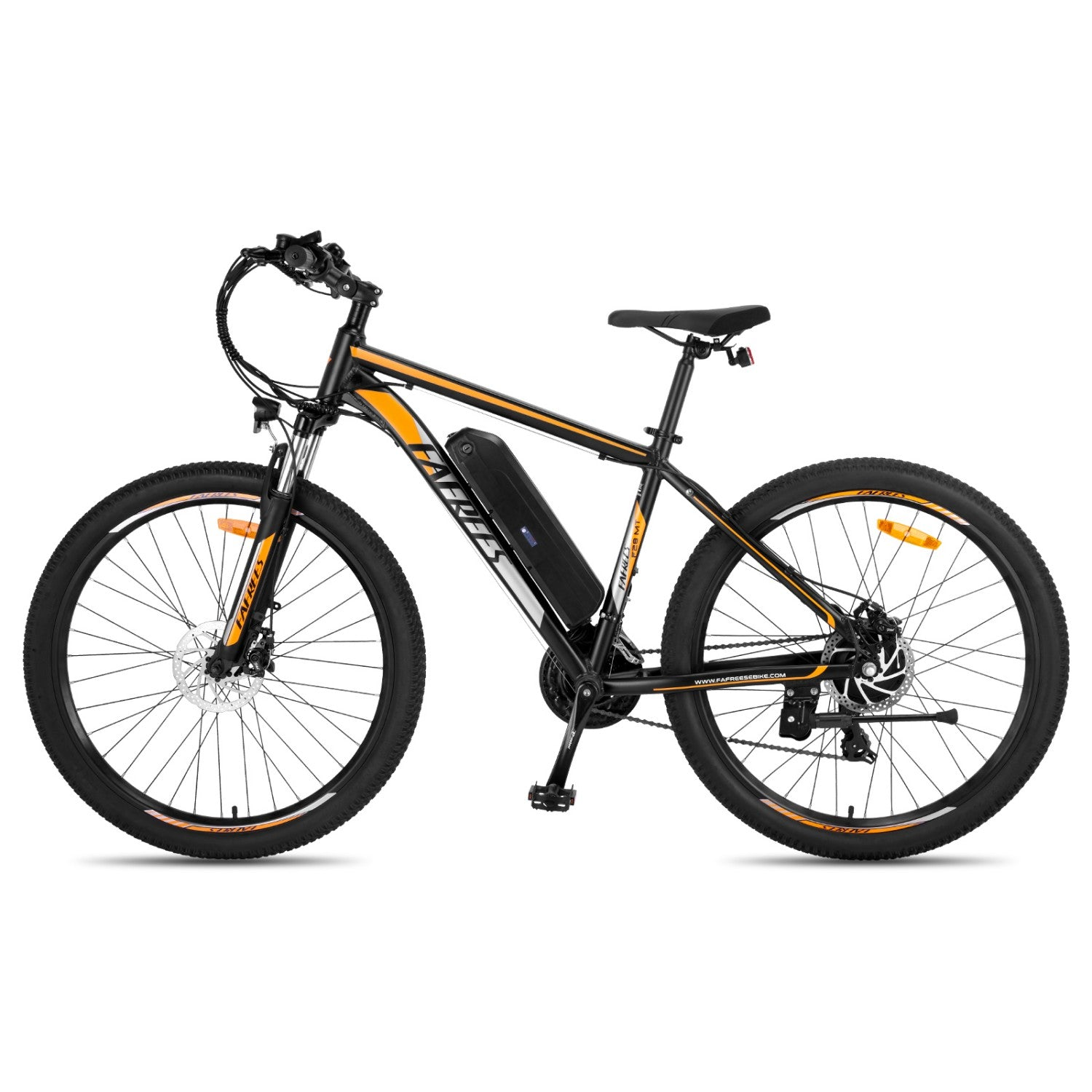 Ein schwarzes E-Bike mit orangefarbenen Akzenten und breiten Reifen.