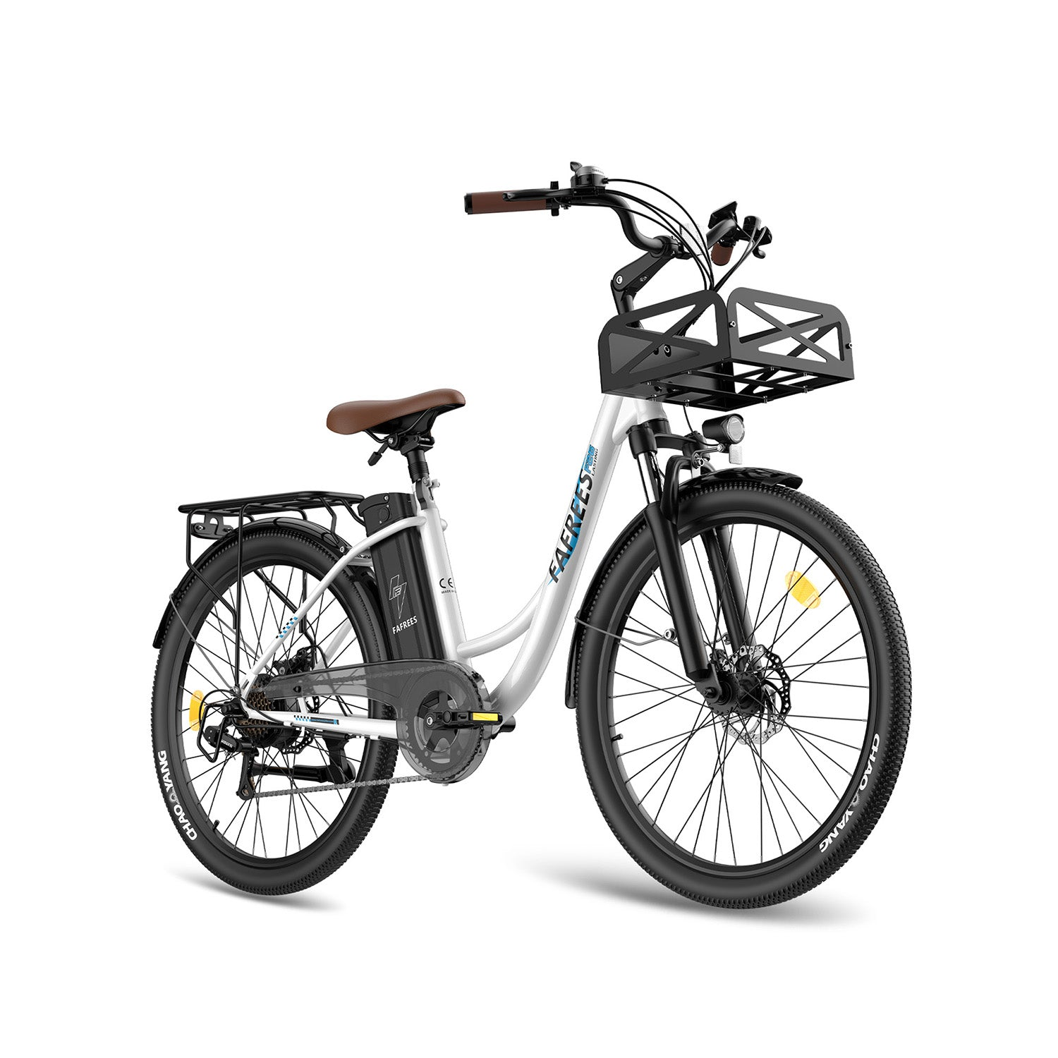Una bicicleta eléctrica blanca con sillín marrón y portaequipajes delantero y trasero negros.