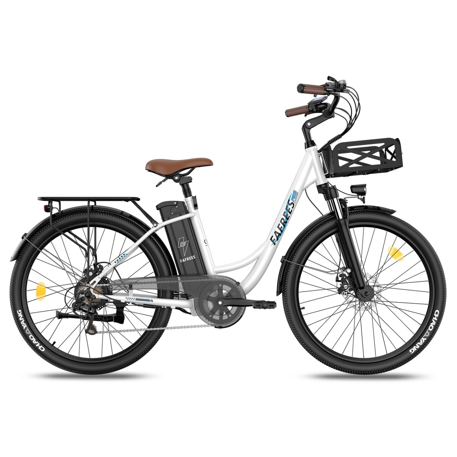 Una bicicleta eléctrica blanca con asiento y cesta marrones, ruedas y neumáticos negros.