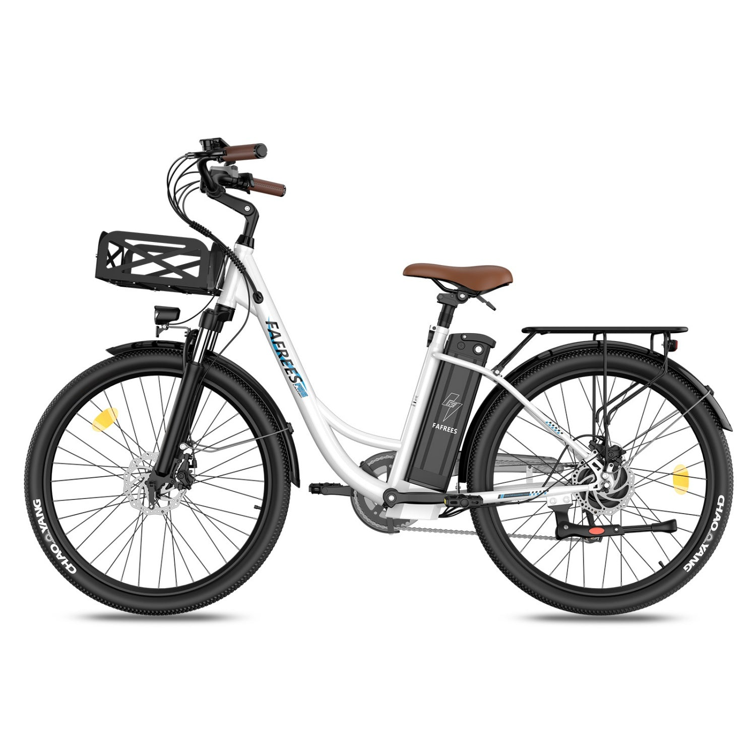 Una bicicleta eléctrica blanca con sillín, cesta y portaequipajes marrones.