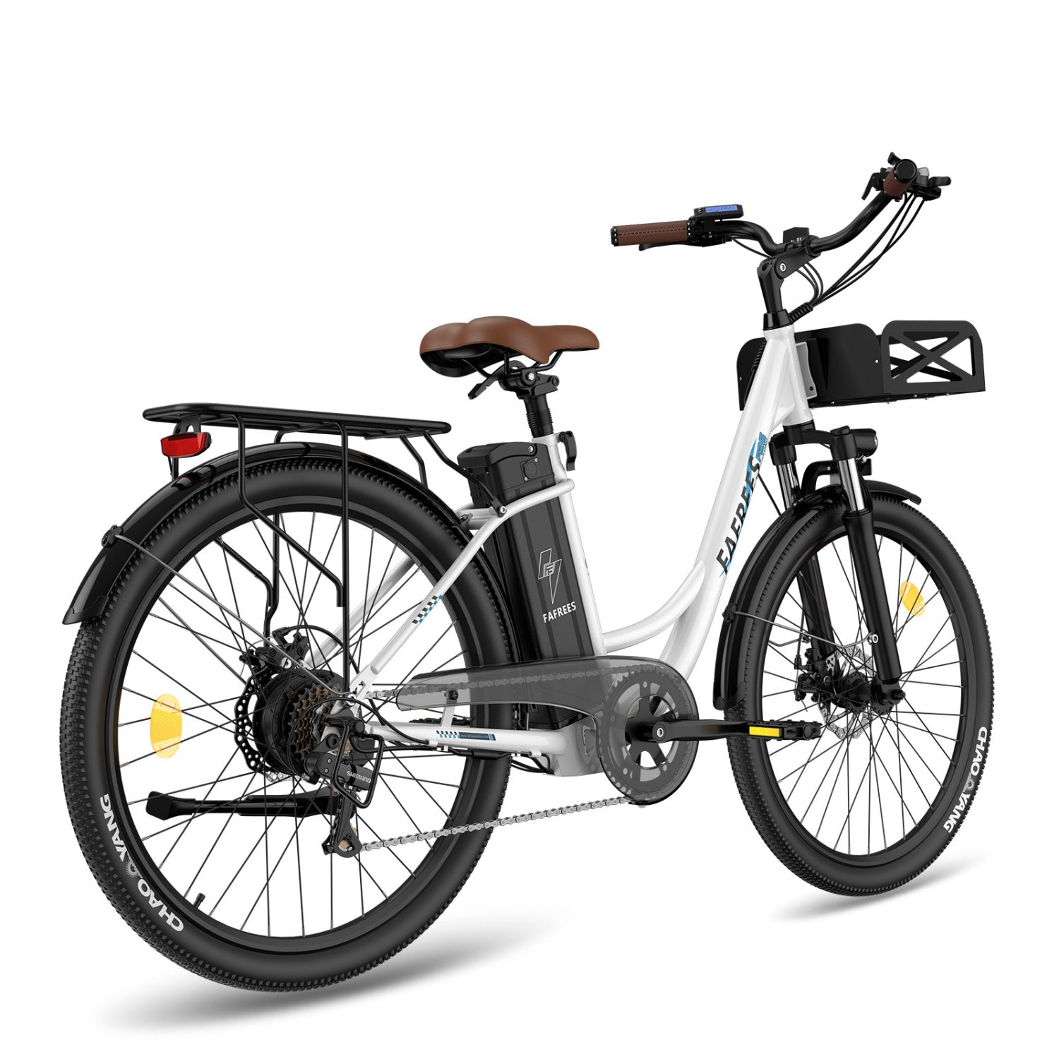 Una bicicleta eléctrica blanca con sillín marrón, portaequipajes, cesta y guardabarros.