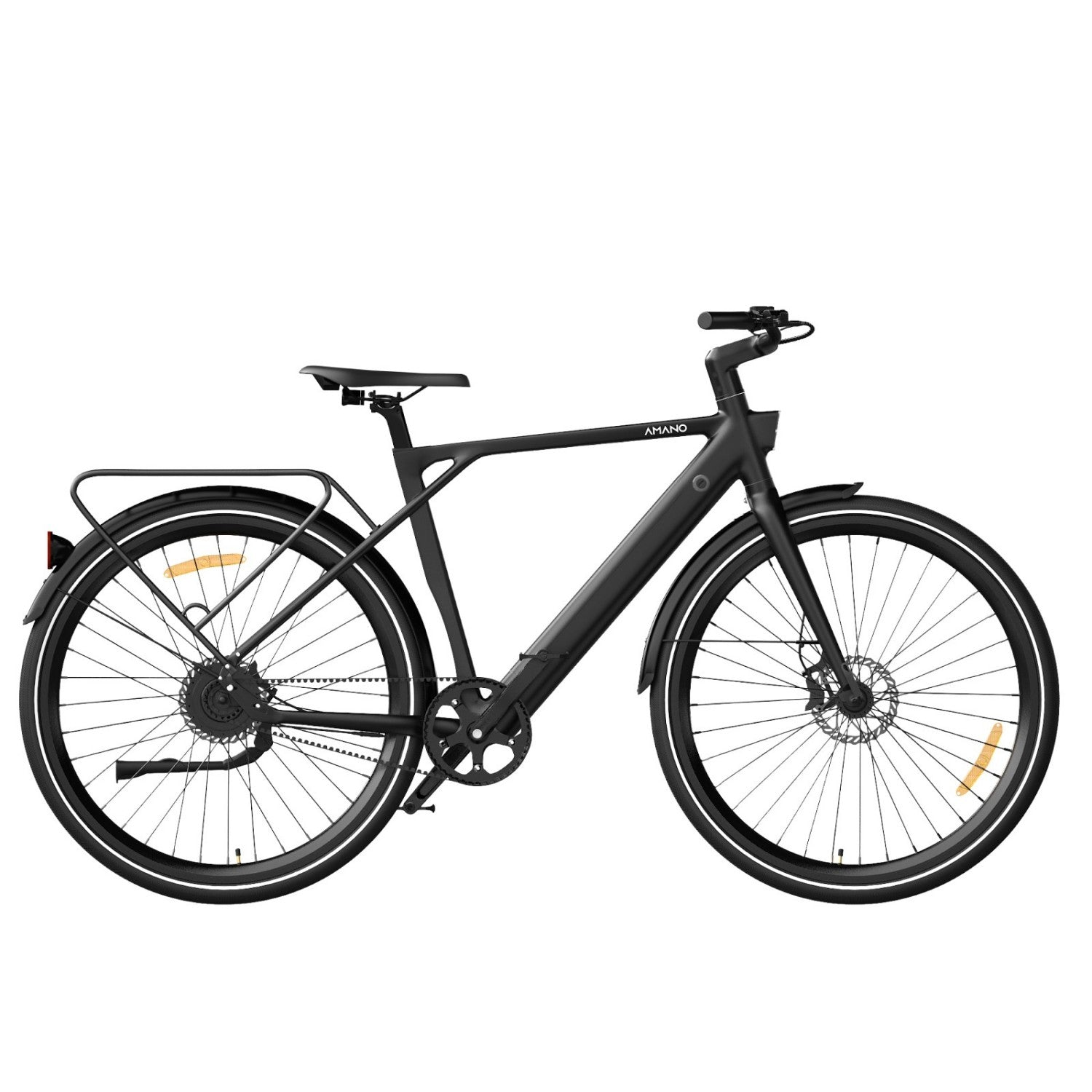 Una bicicleta negra de hombre con portabultos y guardabarros sobre fondo blanco.