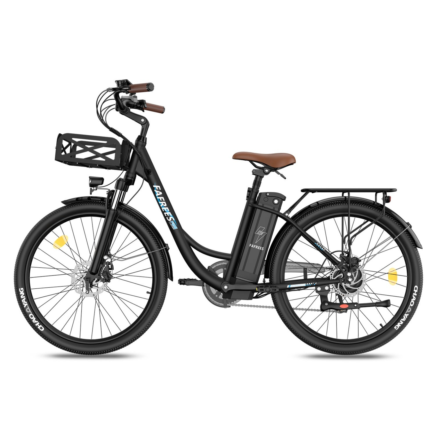 Una bicicletta elettrica nera con sella marrone, cestino anteriore e portapacchi.