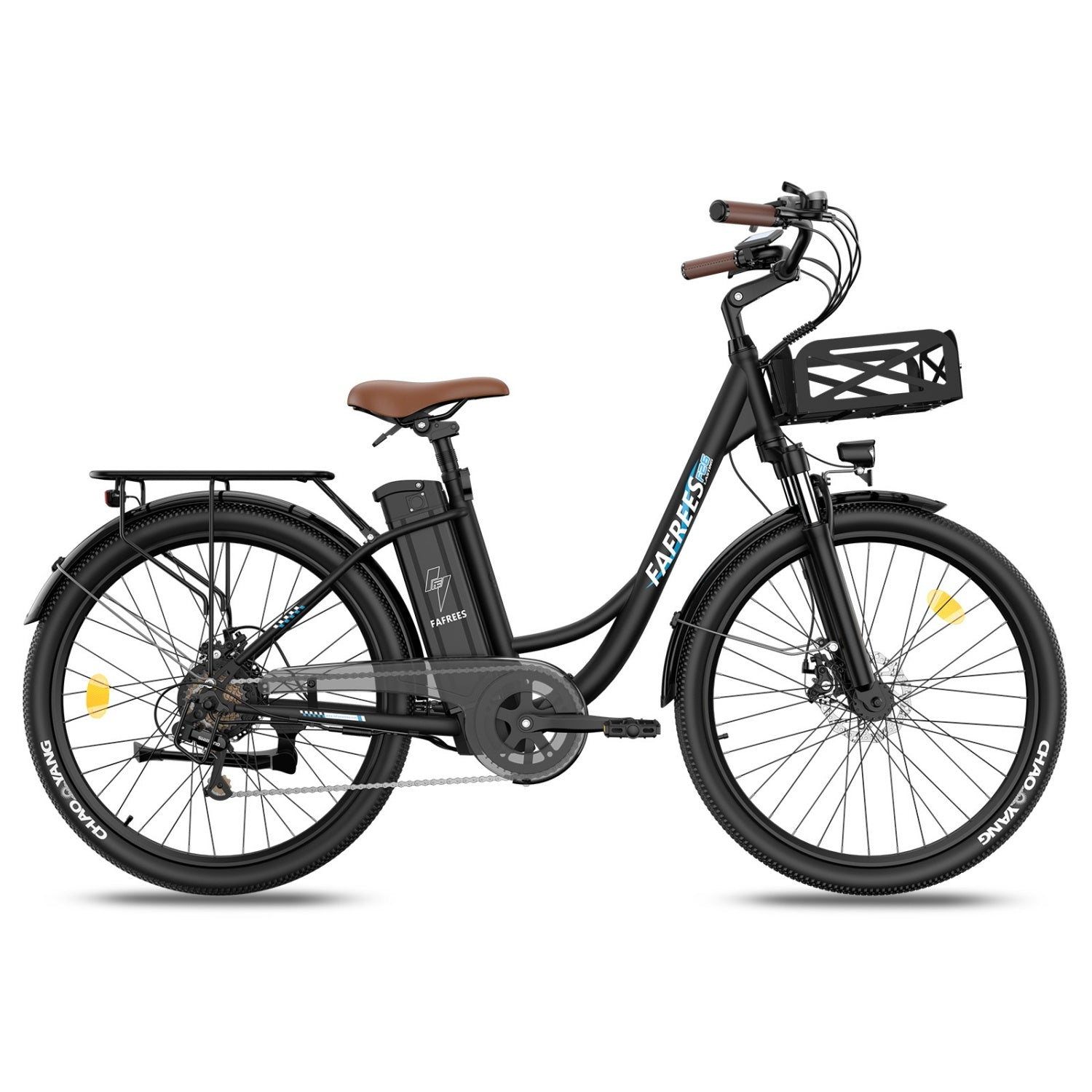 Una bicicletta elettrica nera con sella e manubrio marroni e un cestino anteriore.