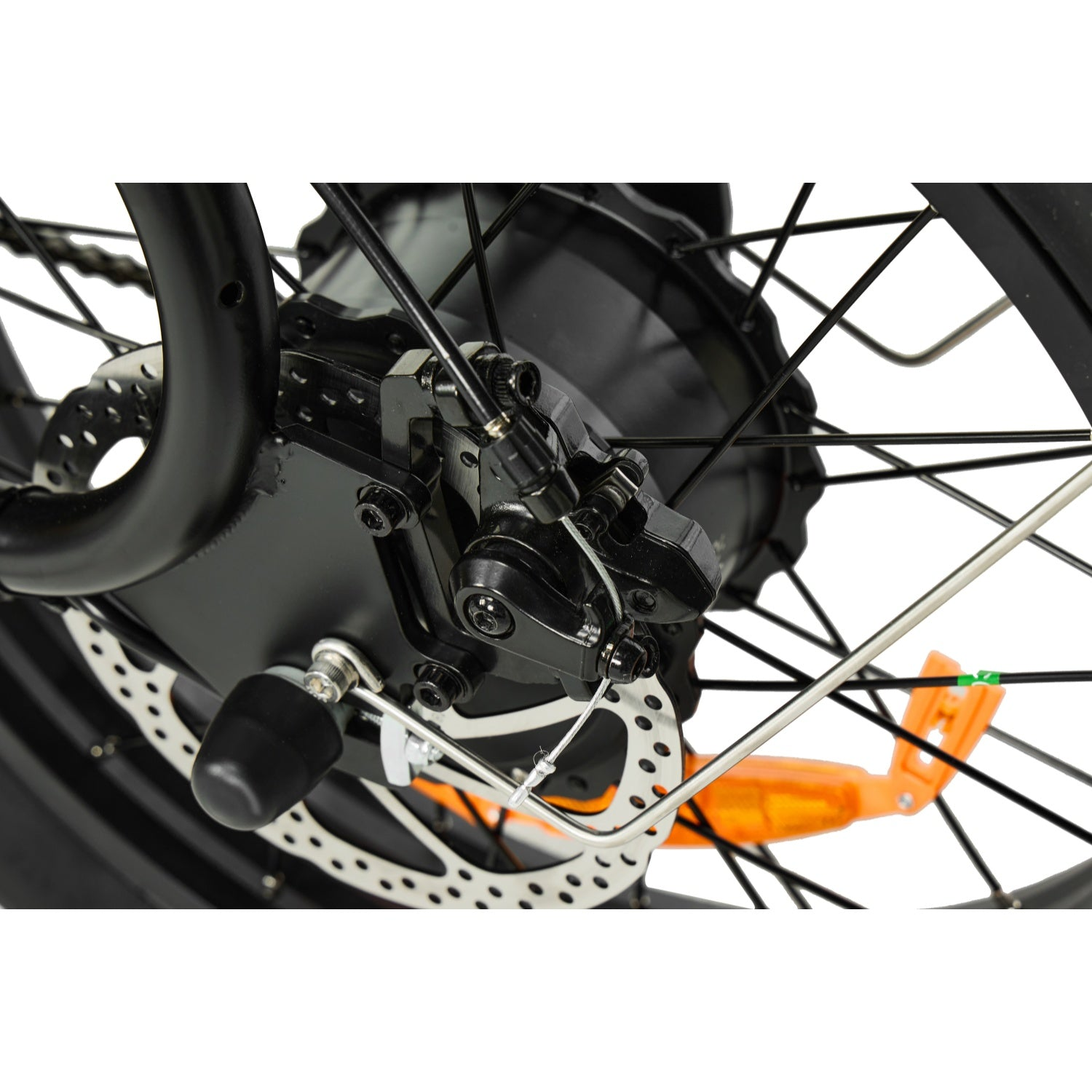 Primer plano del buje trasero de bicicleta negro, freno de disco y radios.