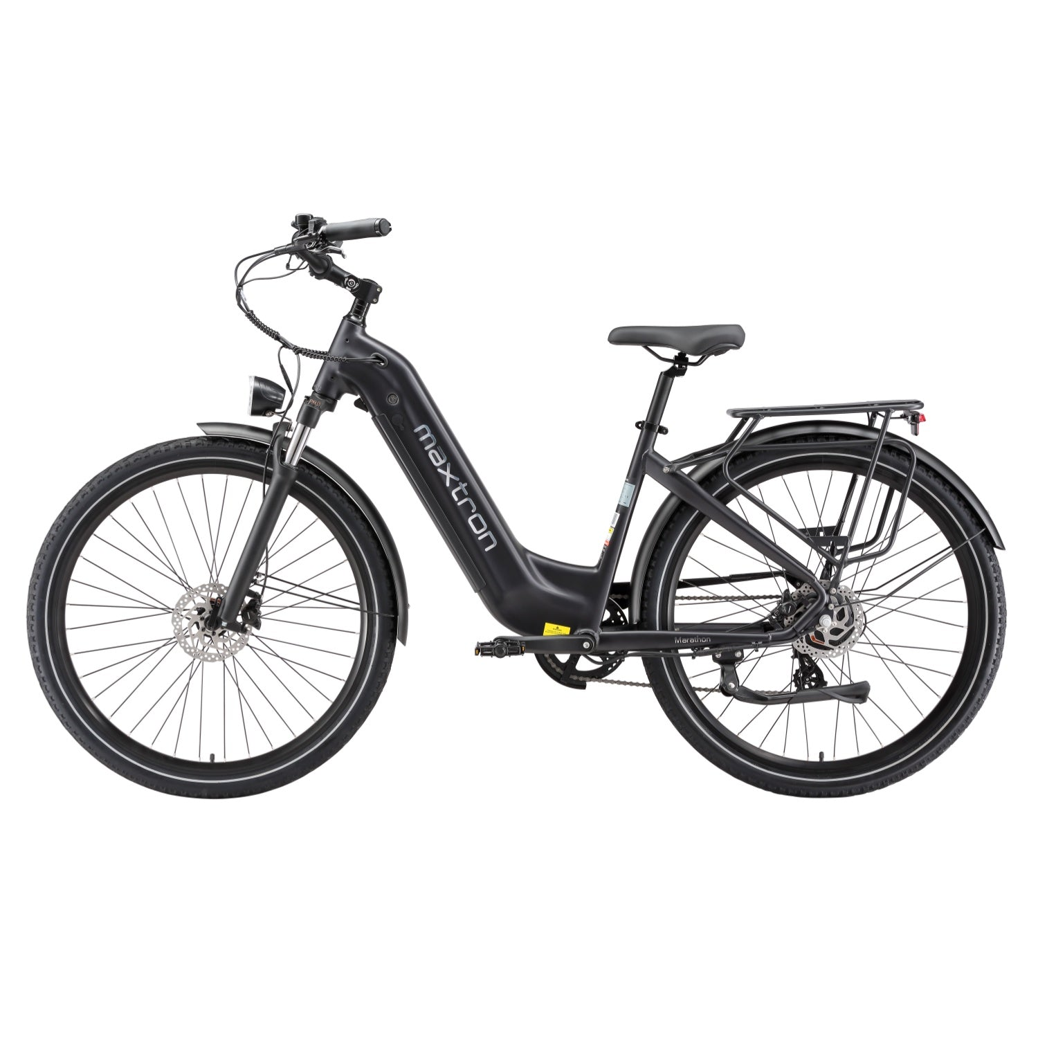 Bicicleta eléctrica negra con portaequipajes, raya blanca en las ruedas y logo "maxtron".
