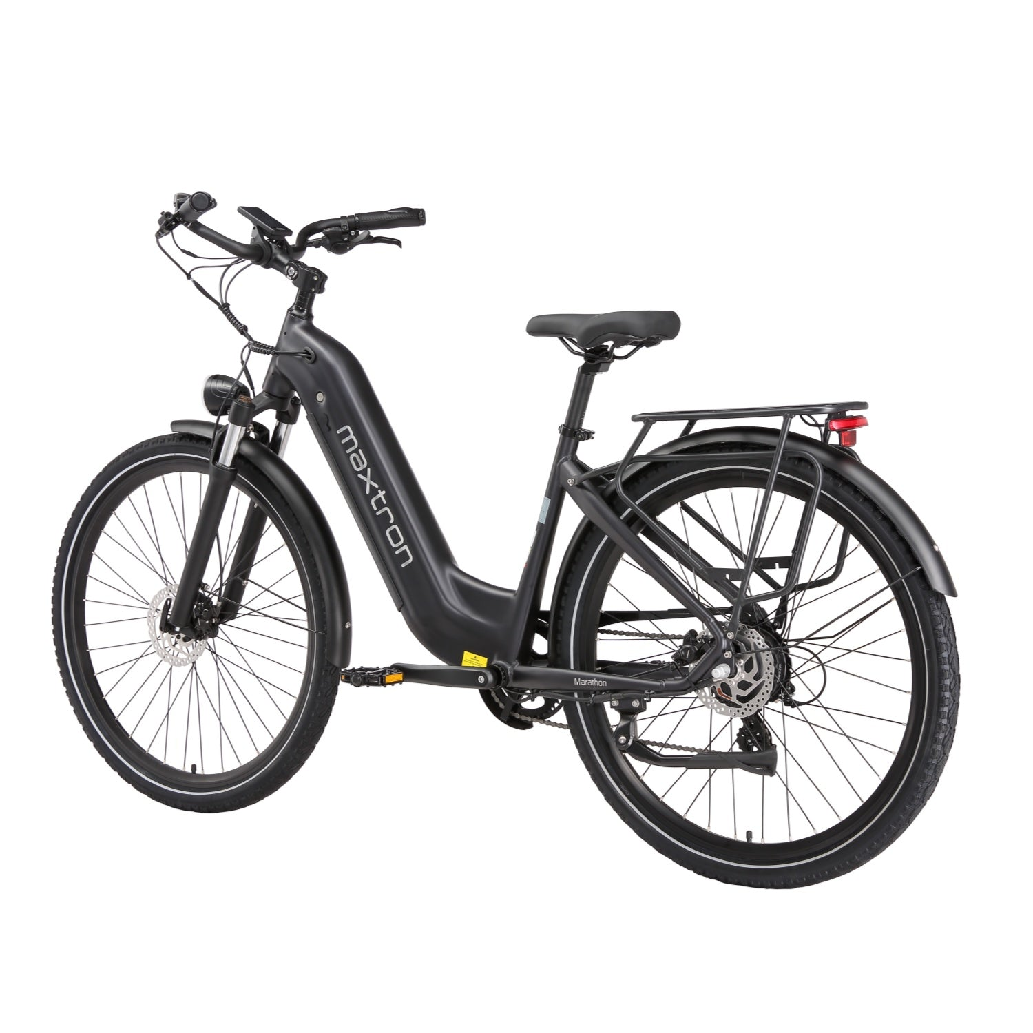 Una bicicleta eléctrica negra con portaequipajes y guardabarros, aislada sobre fondo blanco.
