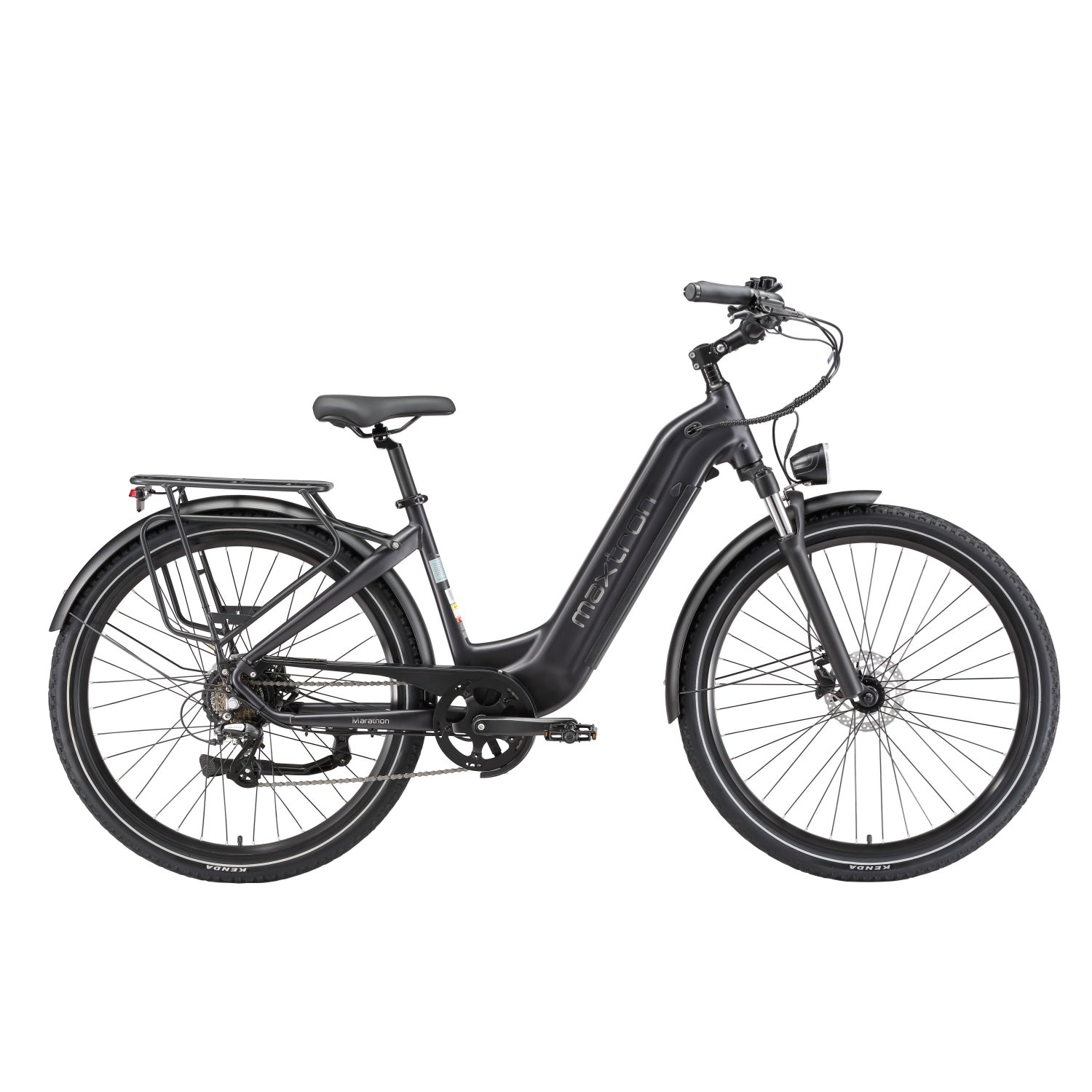 Una bicicleta eléctrica negra mate con portaequipajes trasero y guardabarros, sobre fondo blanco.