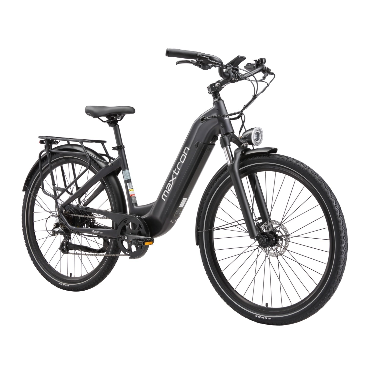 Una bicicleta eléctrica negra con portaequipajes, guardabarros y neumáticos Kenda.