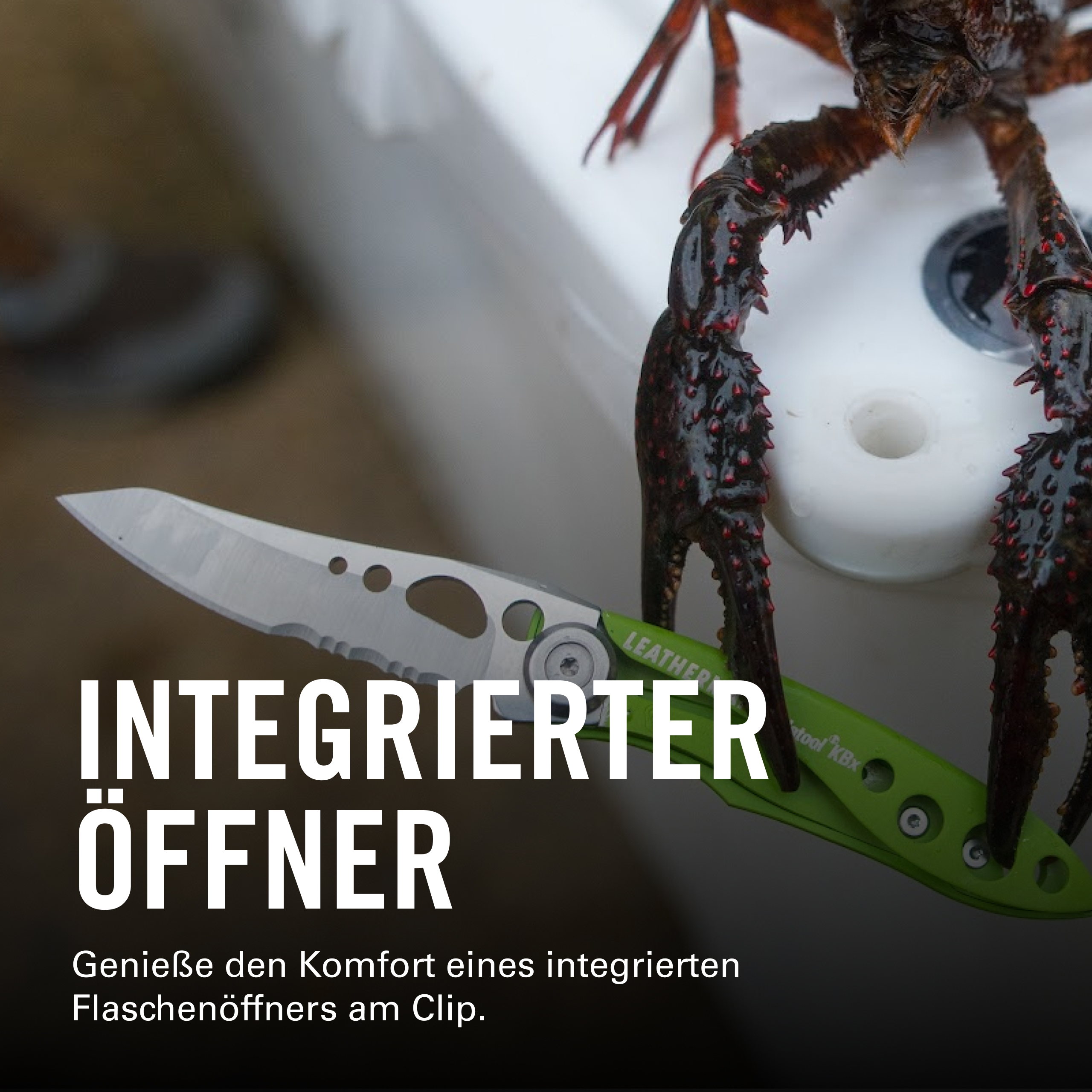 Ein Messer mit grünem Griff und eine Krabbe auf weißer Oberfläche. Text: INTEGRIERTER ÖFFNER.