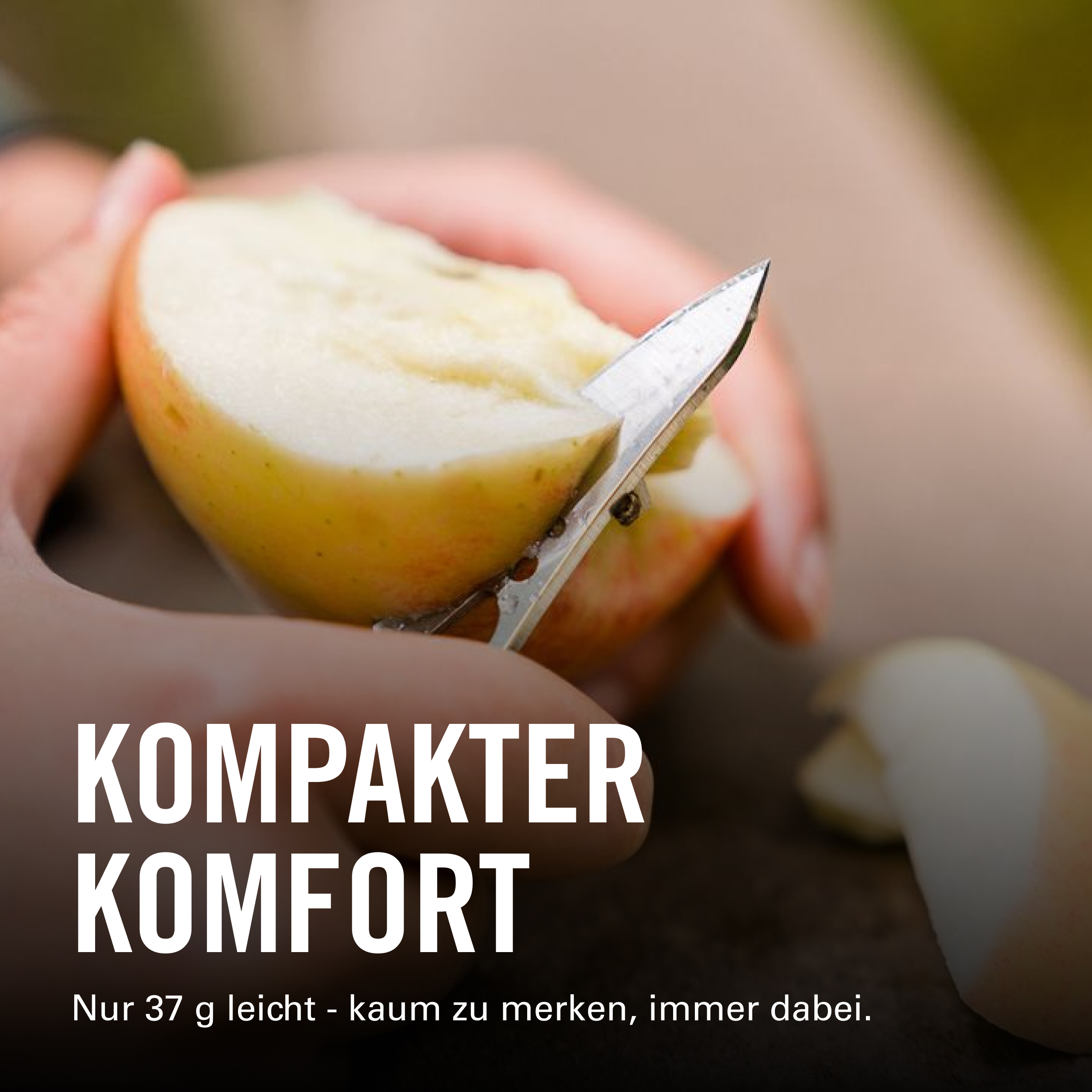 Eine Hand schält einen Apfel mit einem kleinen Messer. Text: Kompakter Komfort.