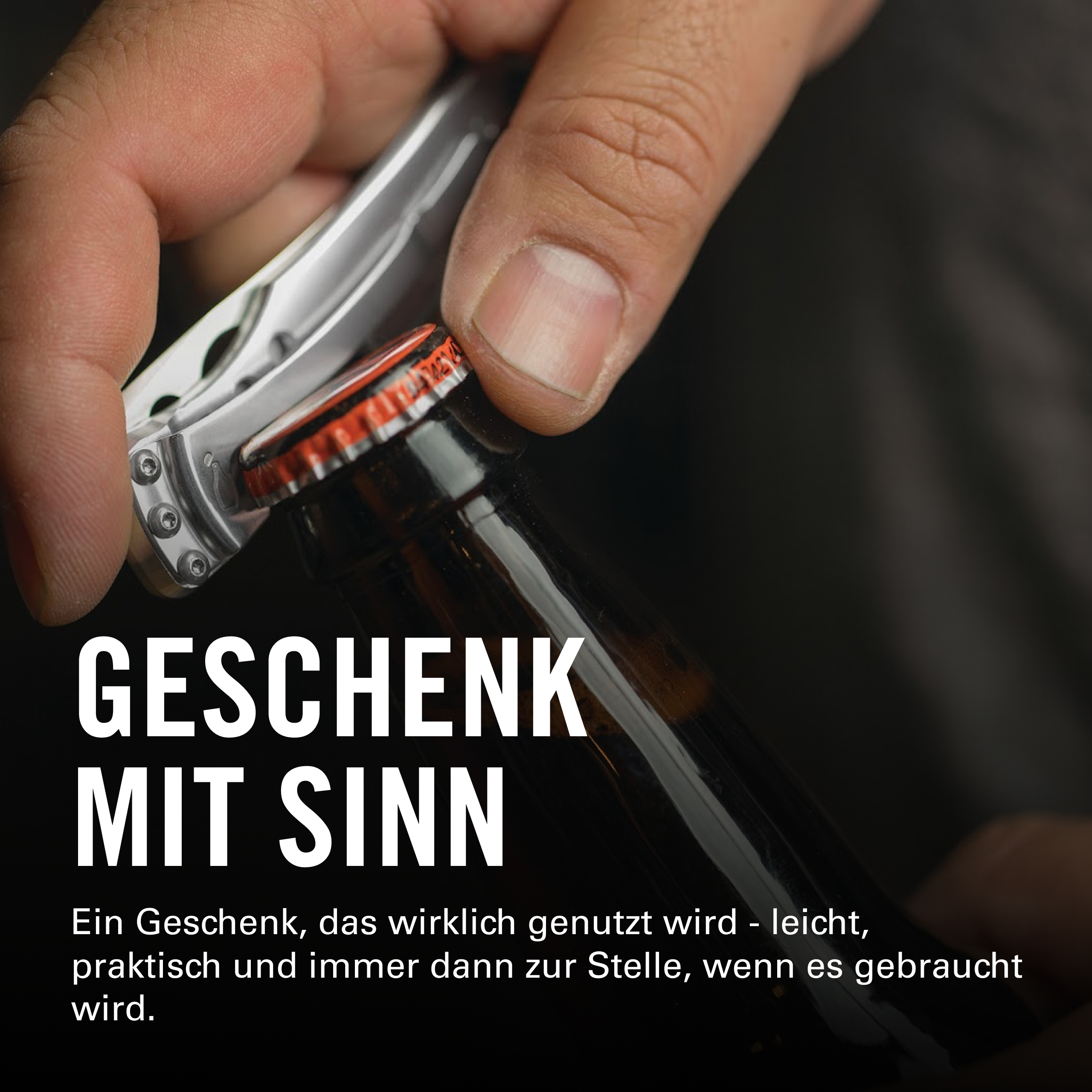 Eine Hand öffnet eine Bierflasche mit einem Flaschenöffner. Text: GESCHENK MIT SINN.