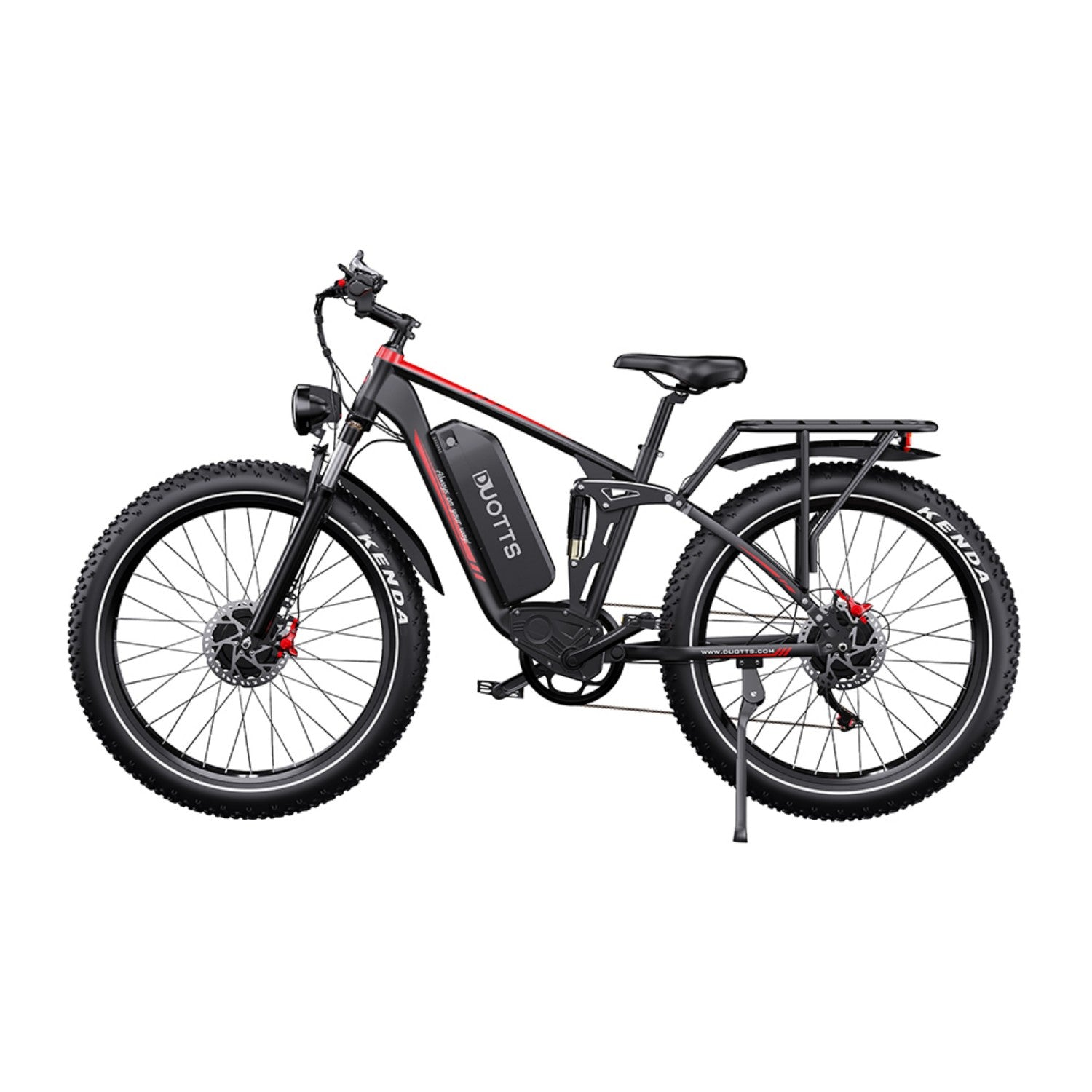 Bicicleta eléctrica negra con acentos rojos, llantas anchas y portaequipajes.