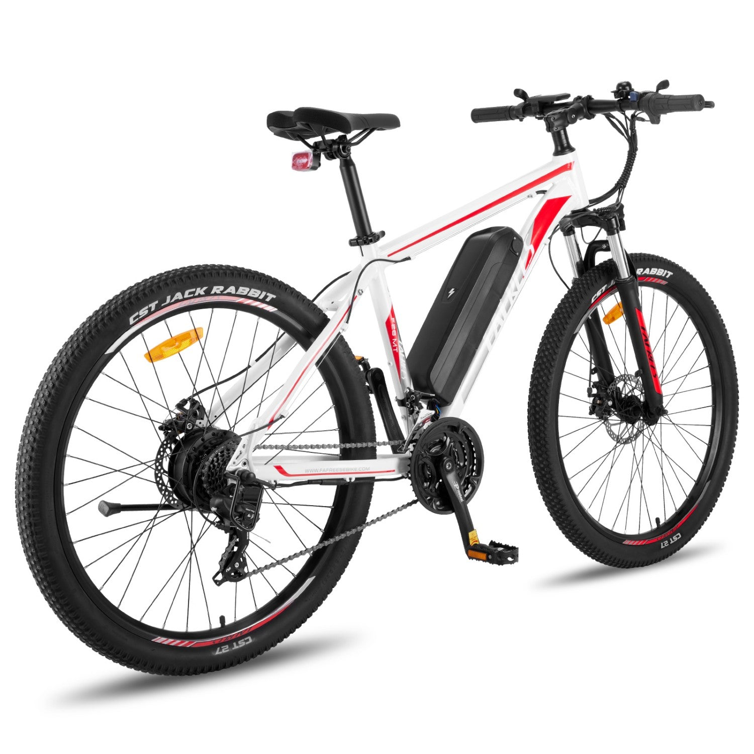 Ein weißes und rotes Elektro-Mountainbike mit schwarzem Akkupack am Rahmen.