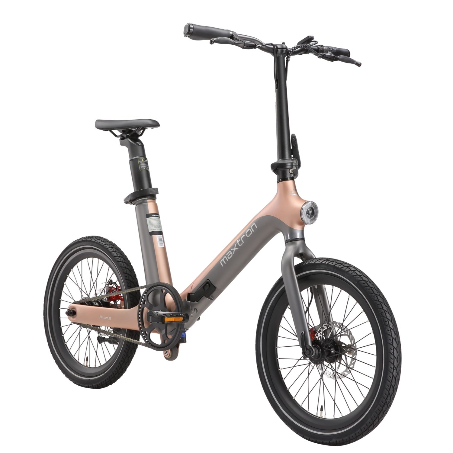 Bicicleta eléctrica oro rosa y gris con ruedas y manillar negros. Foto estudio.