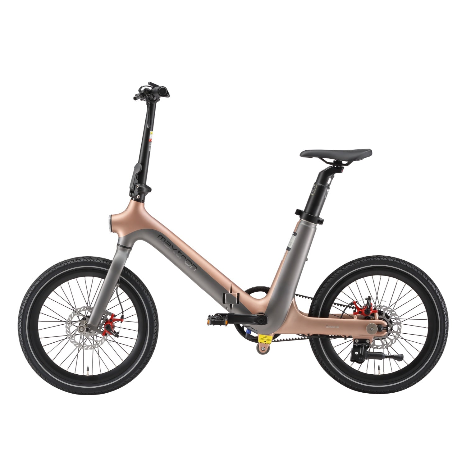 Una bicicleta eléctrica en color oro rosa y gris con ruedas y asiento negros, aislada.