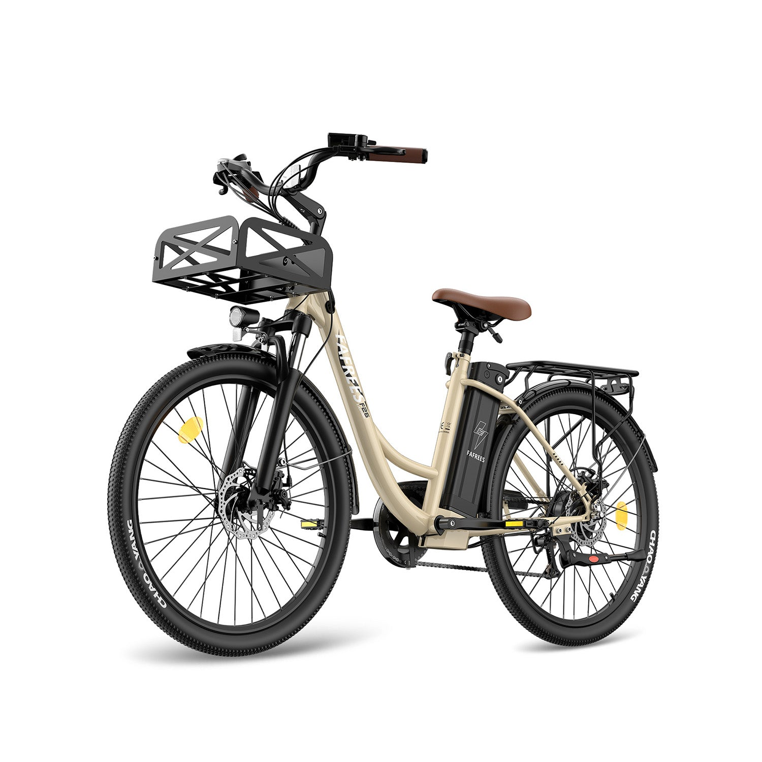 Una bicicleta eléctrica beige con cesta negra, asiento marrón y neumáticos negros sobre fondo blanco.