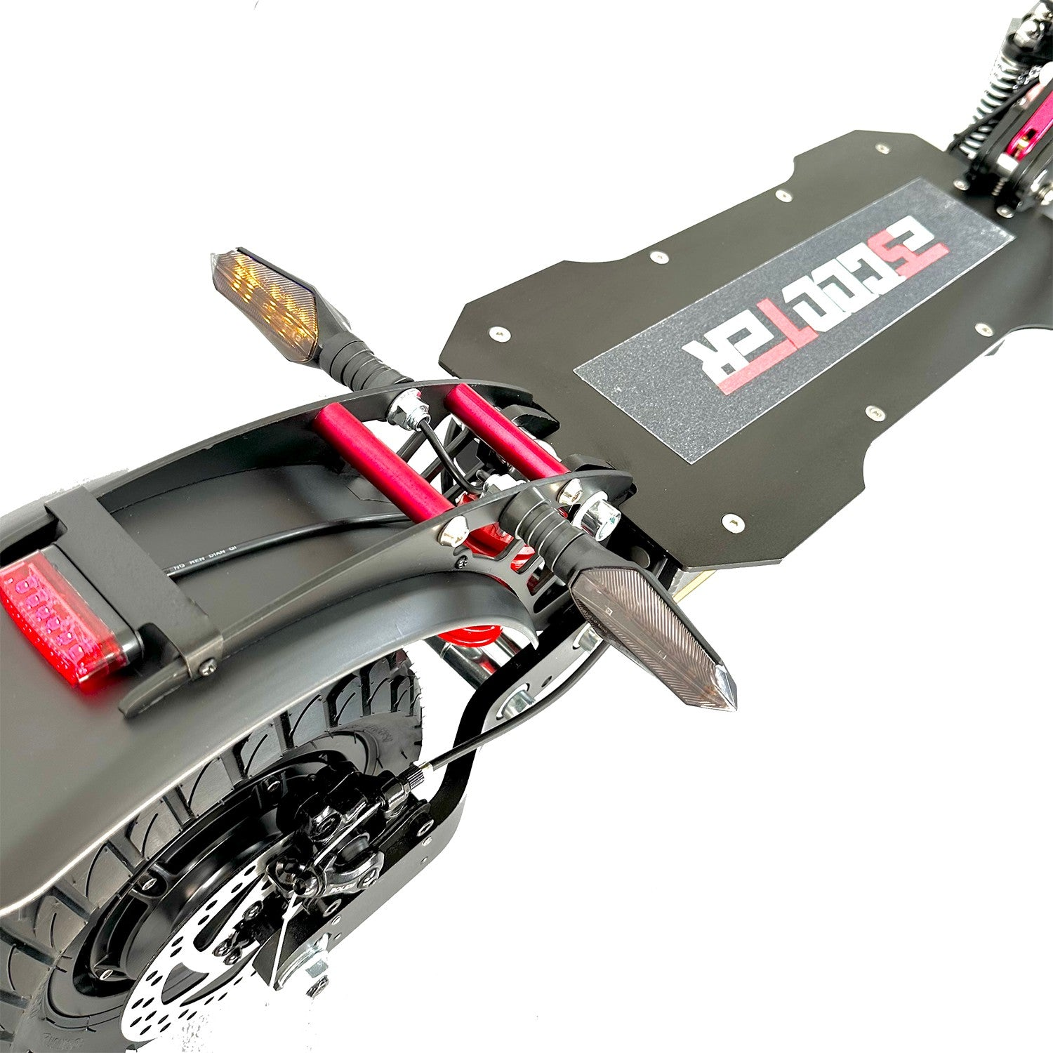 Primo piano della parte posteriore di uno scooter elettrico, con pedana, frecce rosse e ruota.