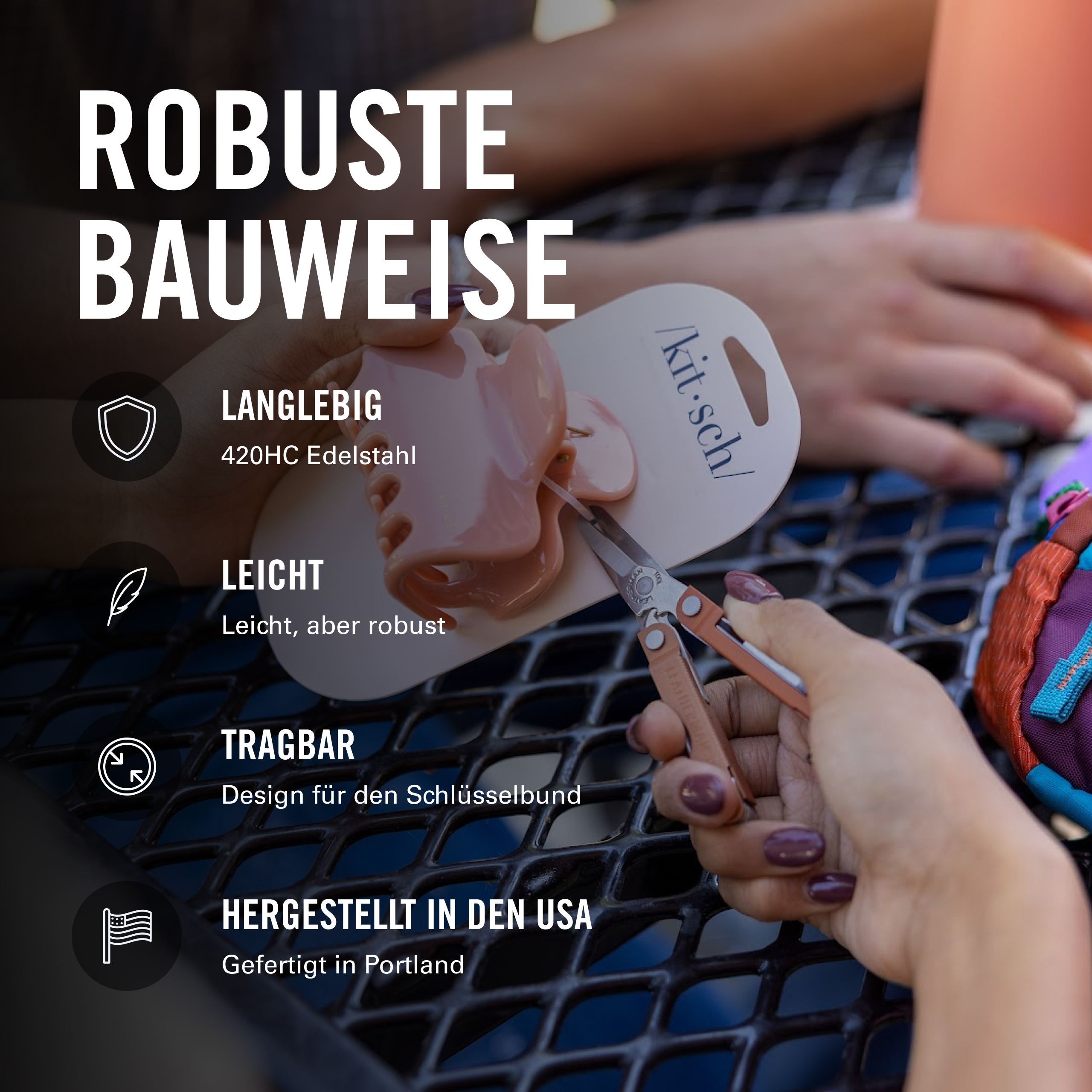 Eine Hand benutzt eine kleine Schere, um ein rosafarbenes Haaraccessoire aus der Verpackung zu schneiden.