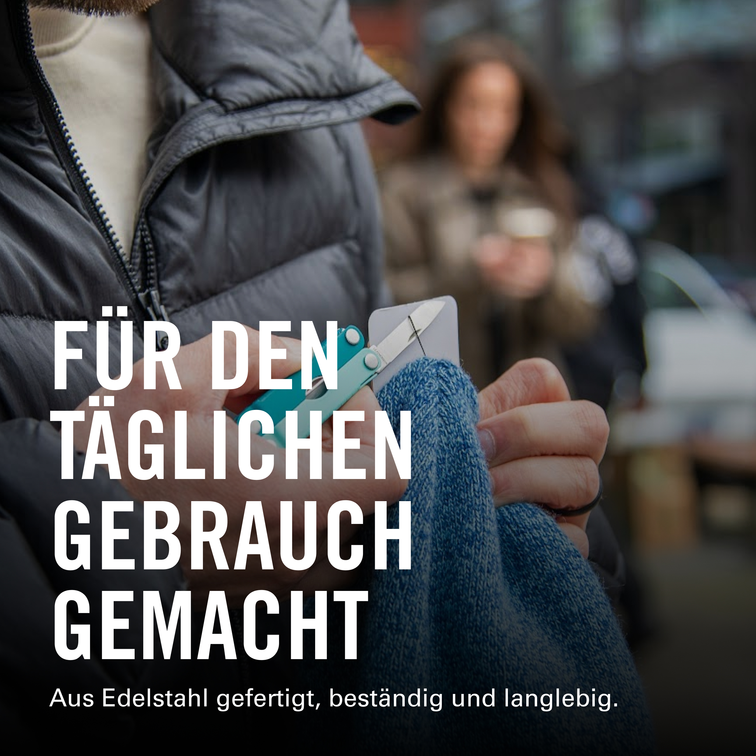 Person schneidet mit einer blauen Zange ein blaues Tuch. Text: Für den täglichen Gebrauch.