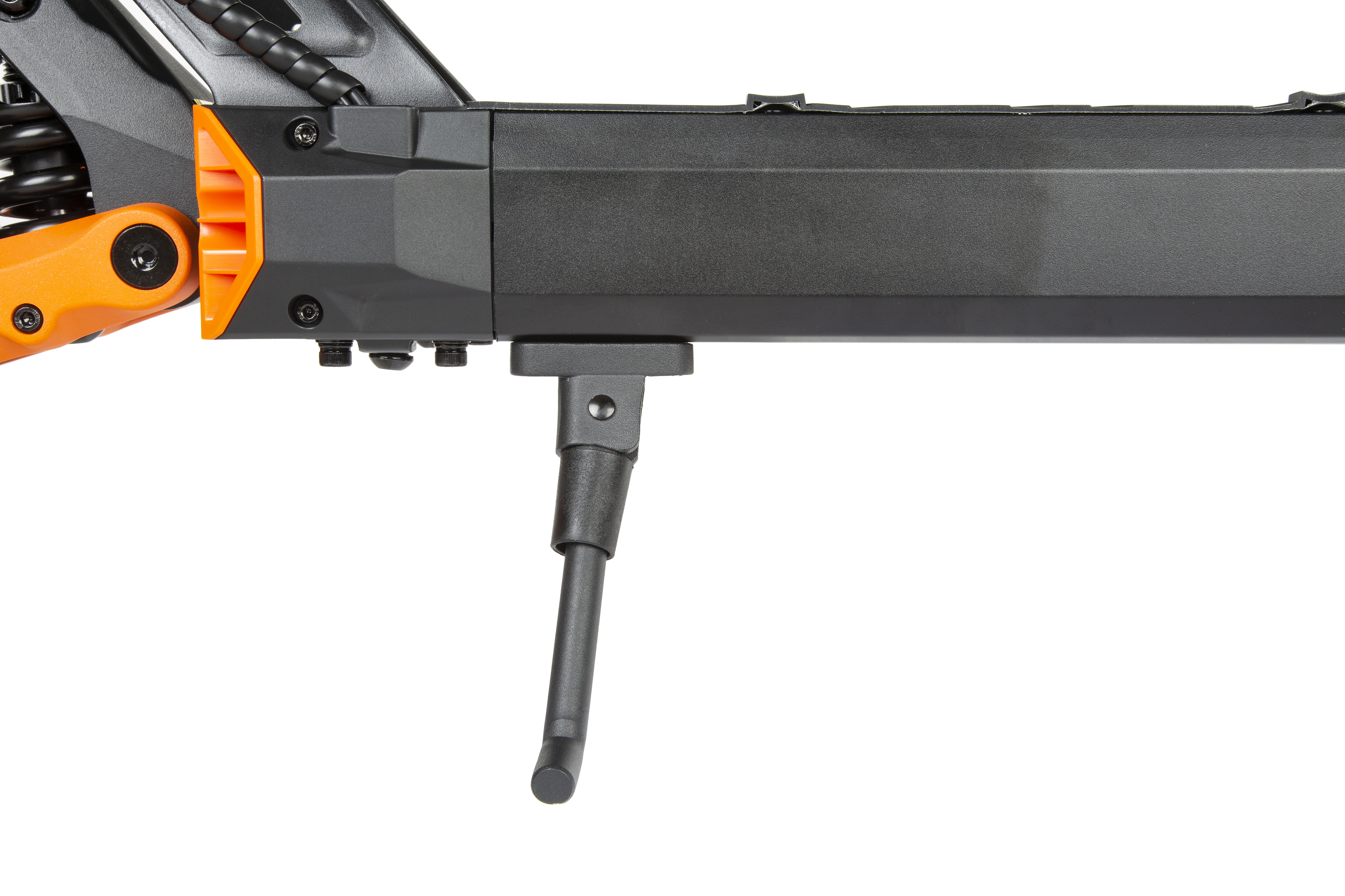 Nahaufnahme des schwarzen Metallrahmens eines Elektrorollers mit orangen Akzenten und ausklappbarem Ständer.