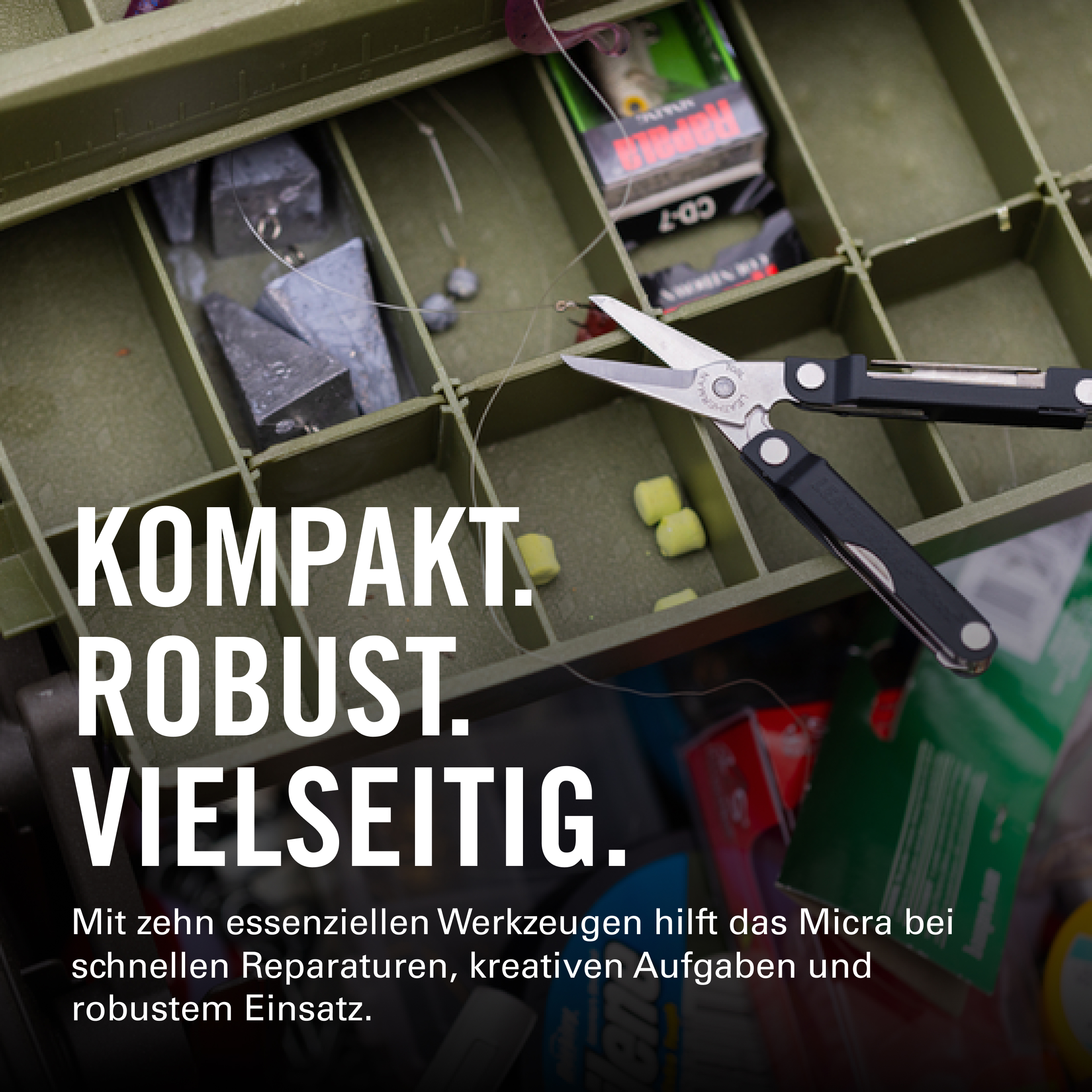 Ein Werkzeugkasten mit Angelsachen, einer Zange und Text.