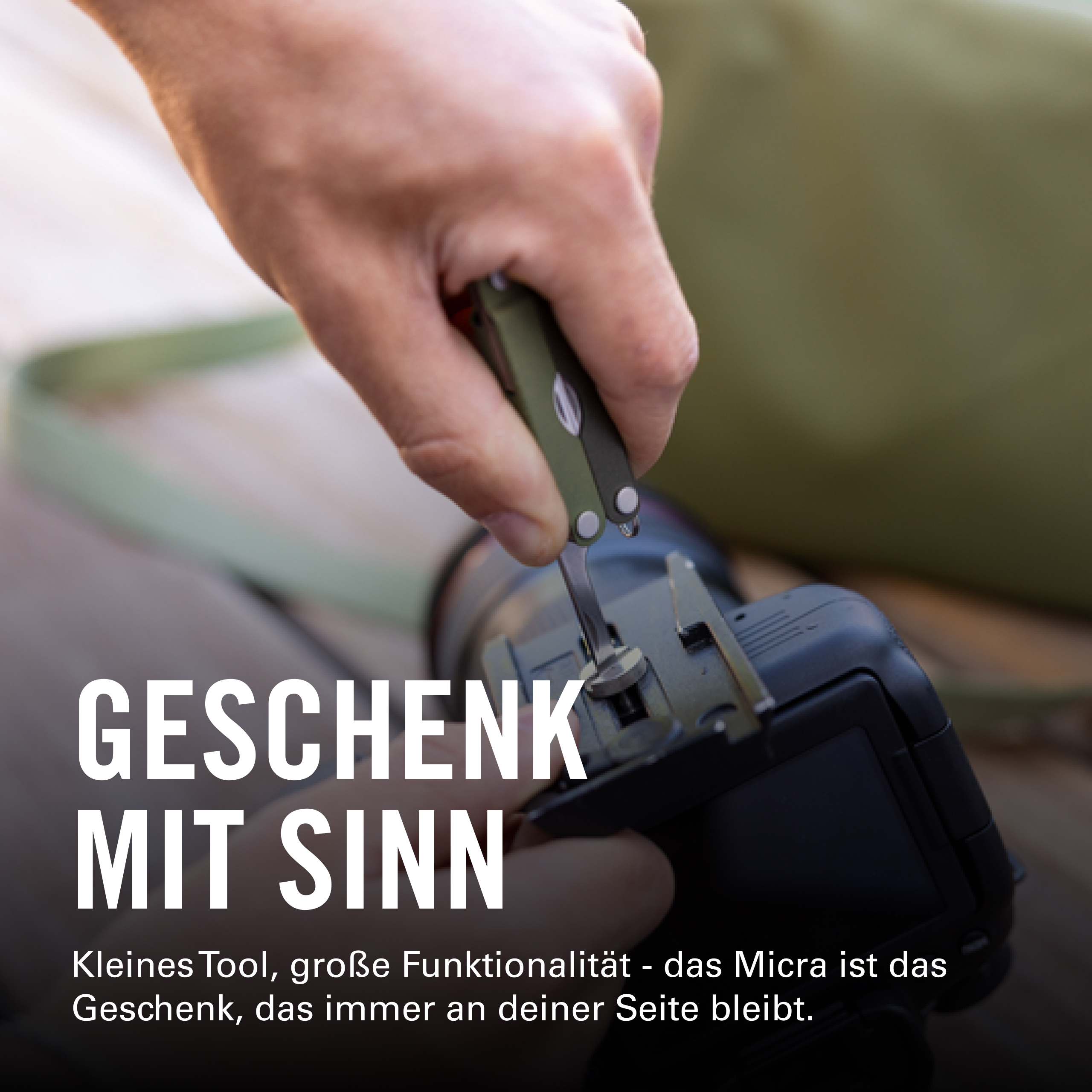 Hand benutzt grünes Multifunktionstool an einer Kamera.