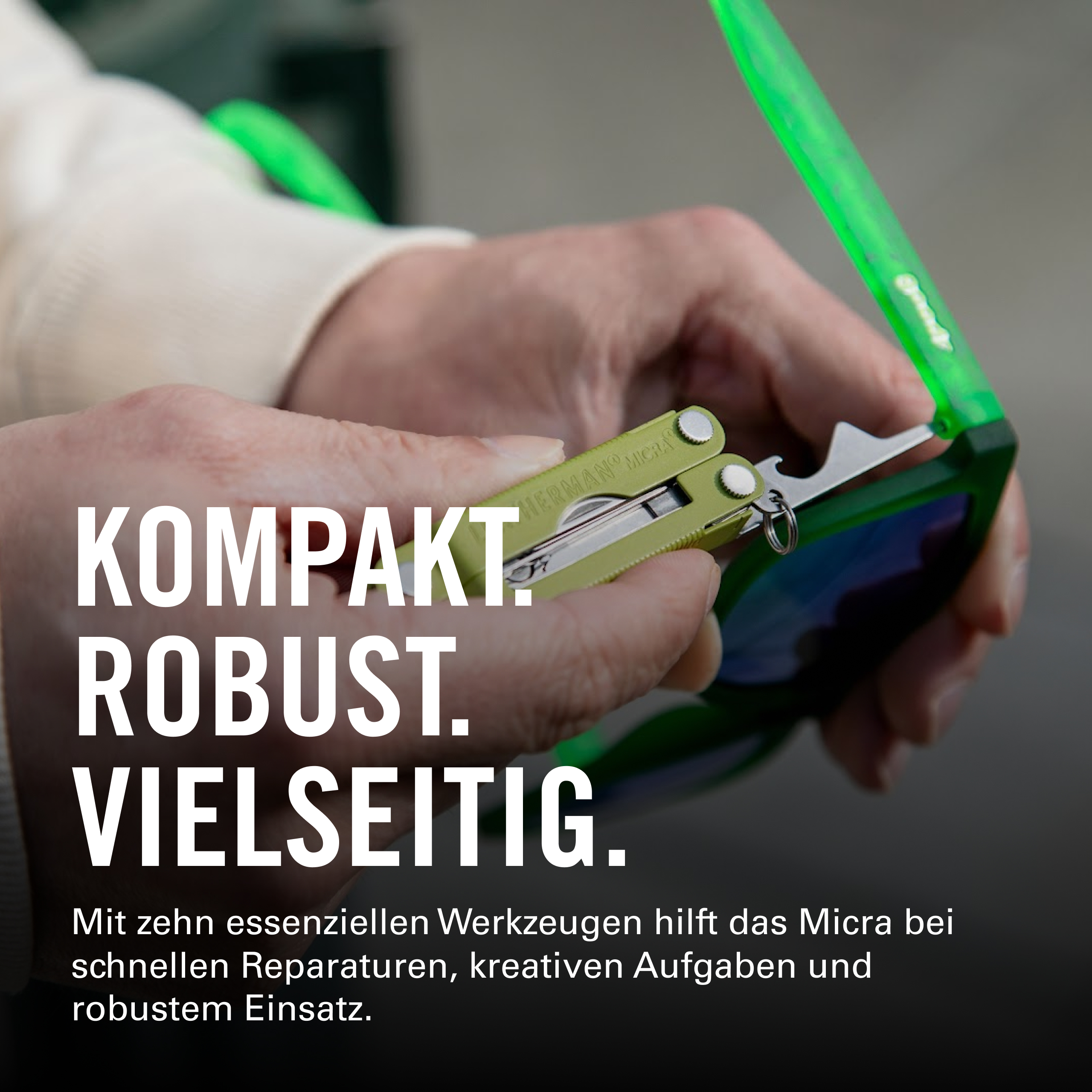 Eine Person hält ein kleines, grünes Multitool und eine grüne Sonnenbrille.