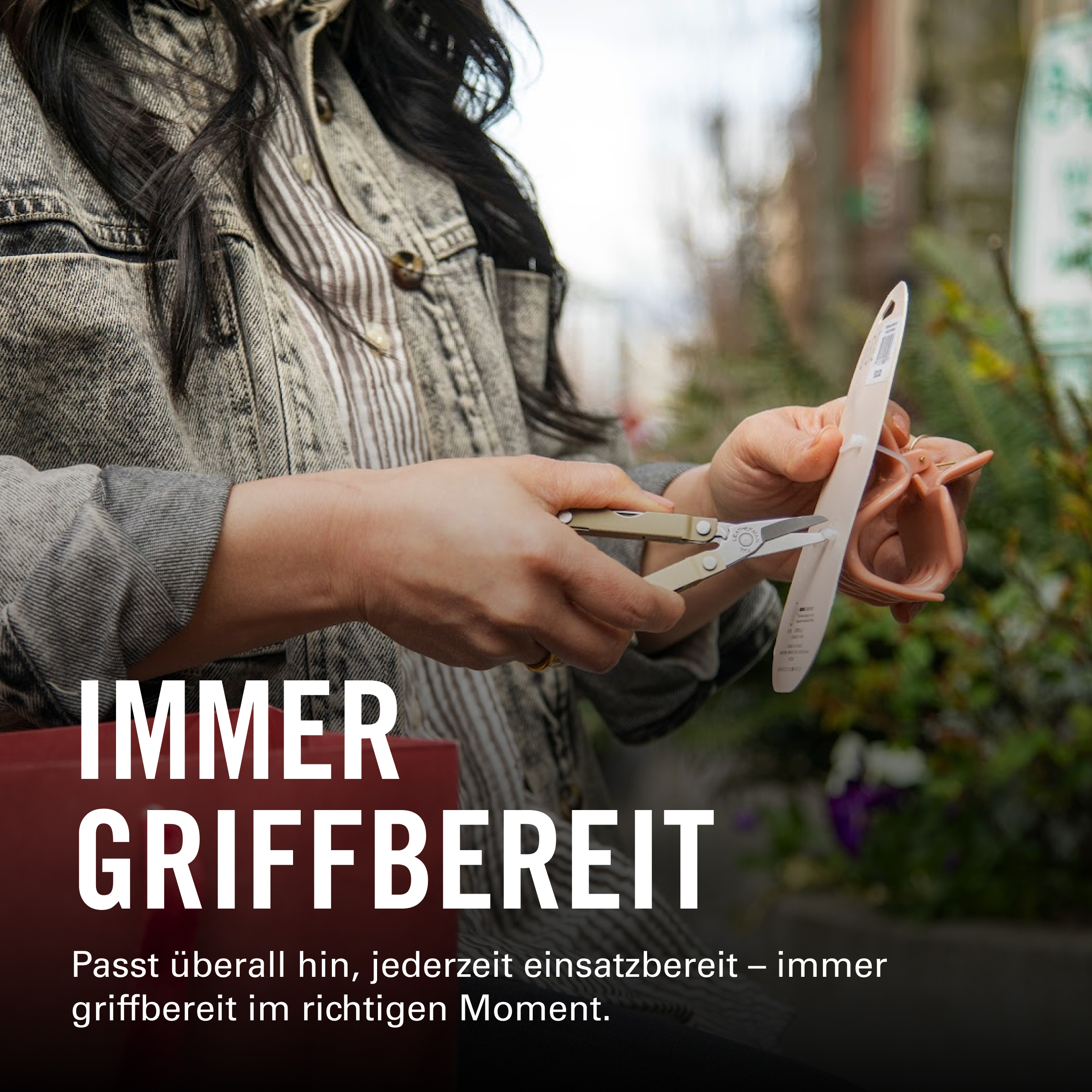 Eine Person in Jeansjacke benutzt eine kleine Schere, um ein Siegel zu durchtrennen.