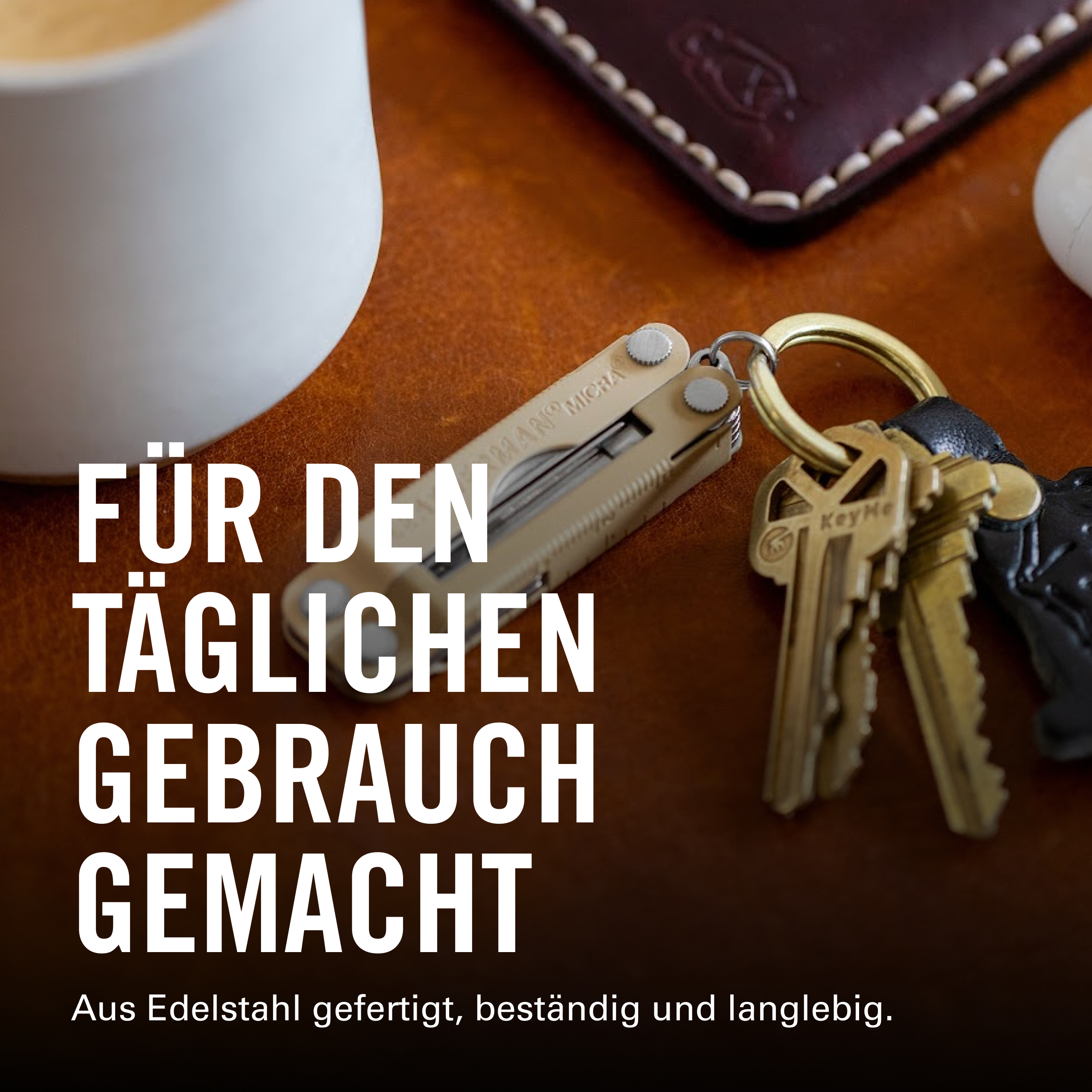 Ein Multitool und Schlüsselbund liegen auf Leder. Text: Für den täglichen Gebrauch.