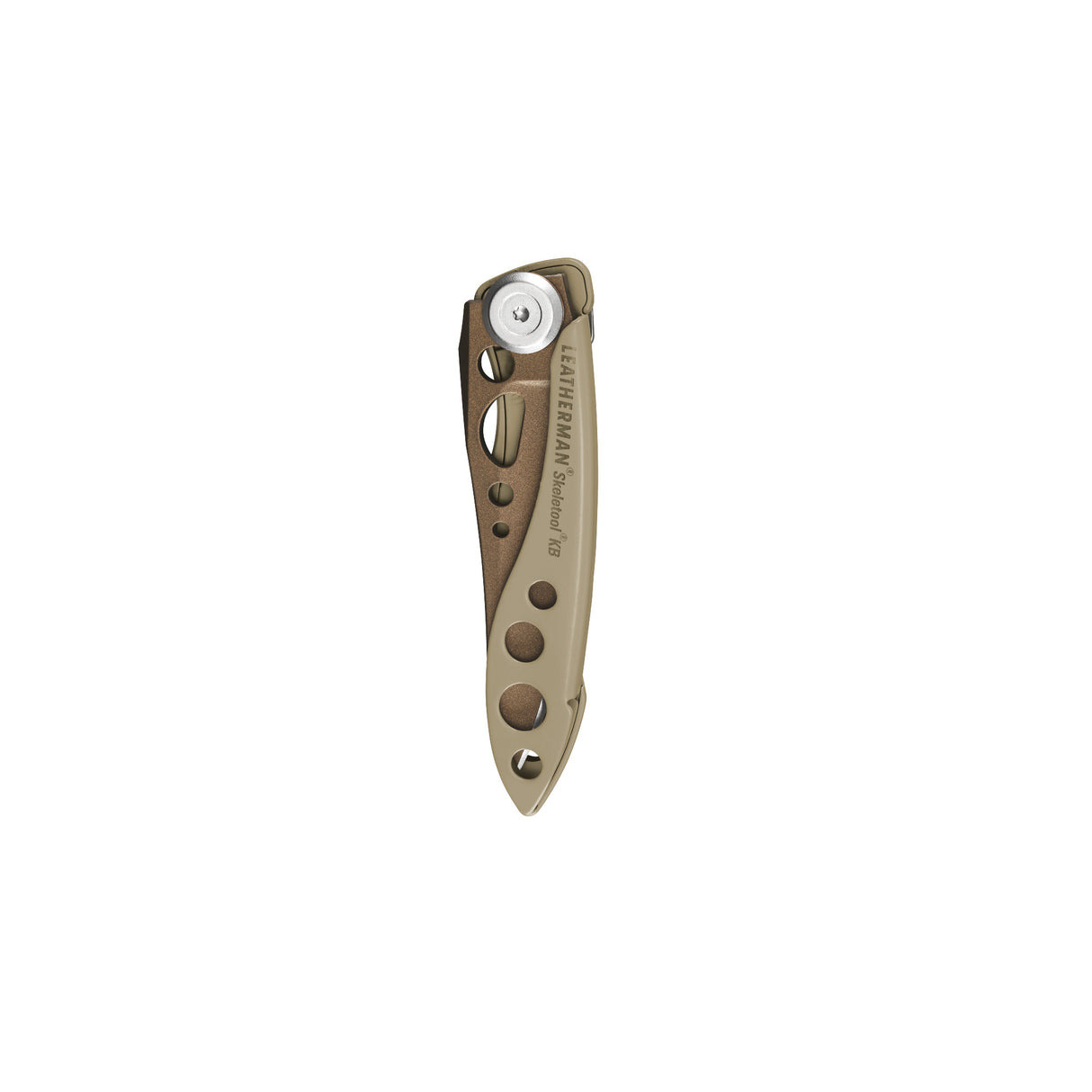 Ein geschlossenes Leatherman Skeleton Werkzeug mit braunem Griff u. silbernem Gelenk.
