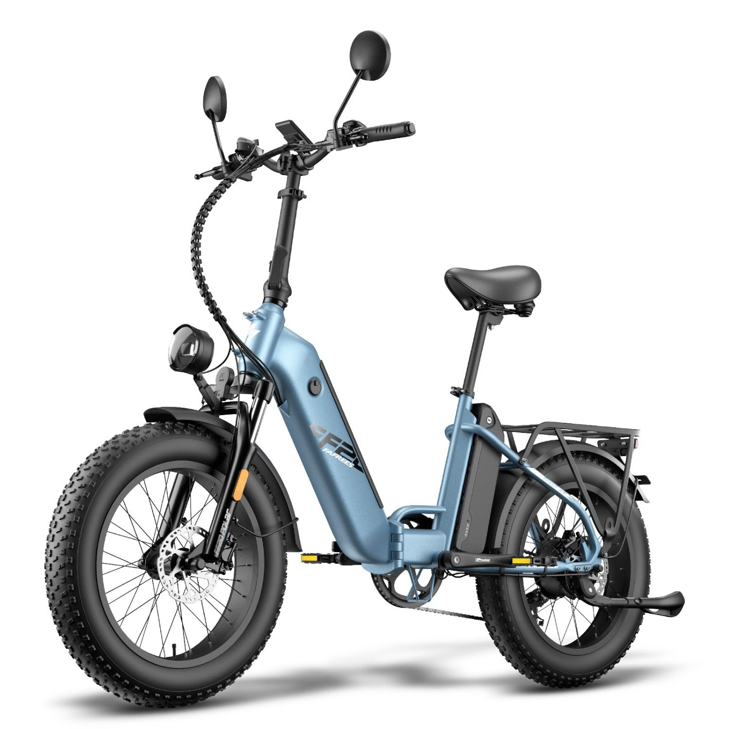 Ein hellblaues E-Bike mit dicken Reifen, Gepäckträger und schwarzem Sattel, freigestellt.