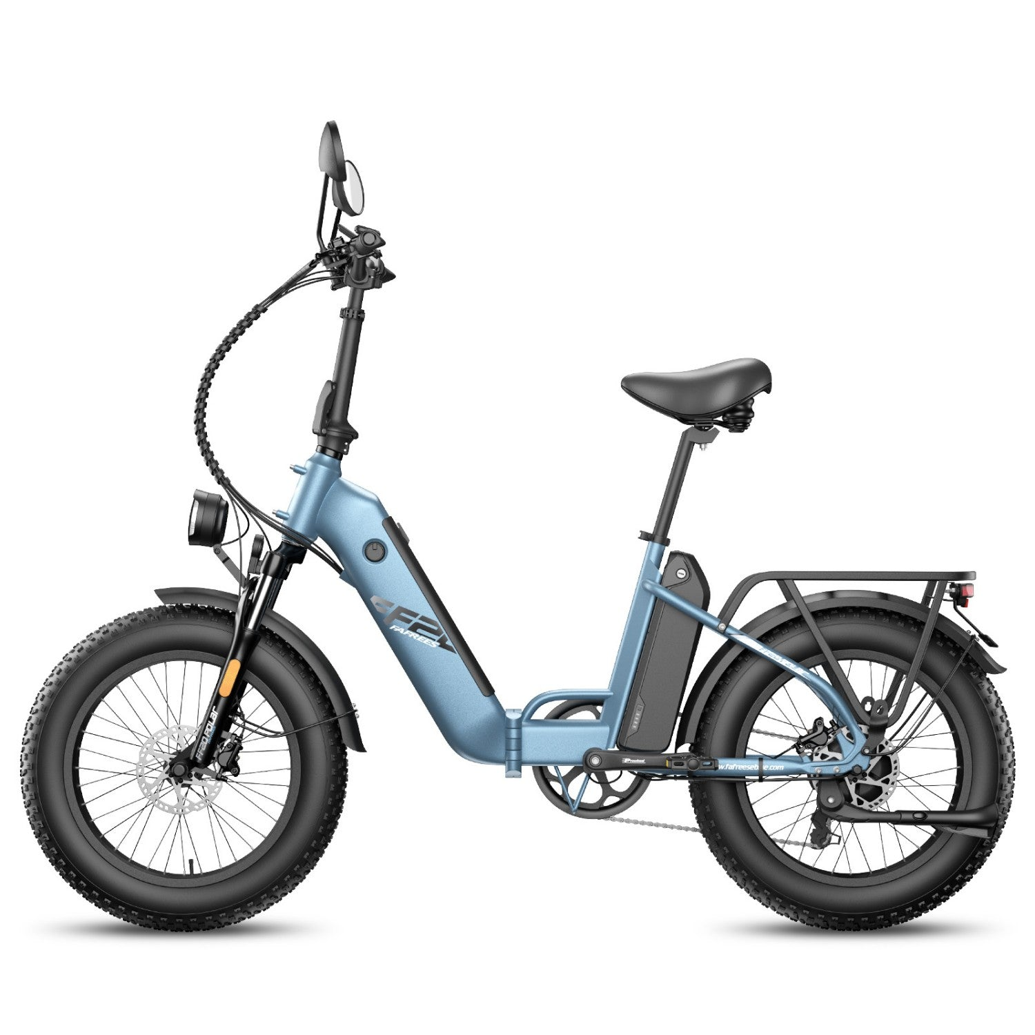 Ein blaues E-Fatbike mit schwarzem Sattel, Lenker und Gepäckträger.