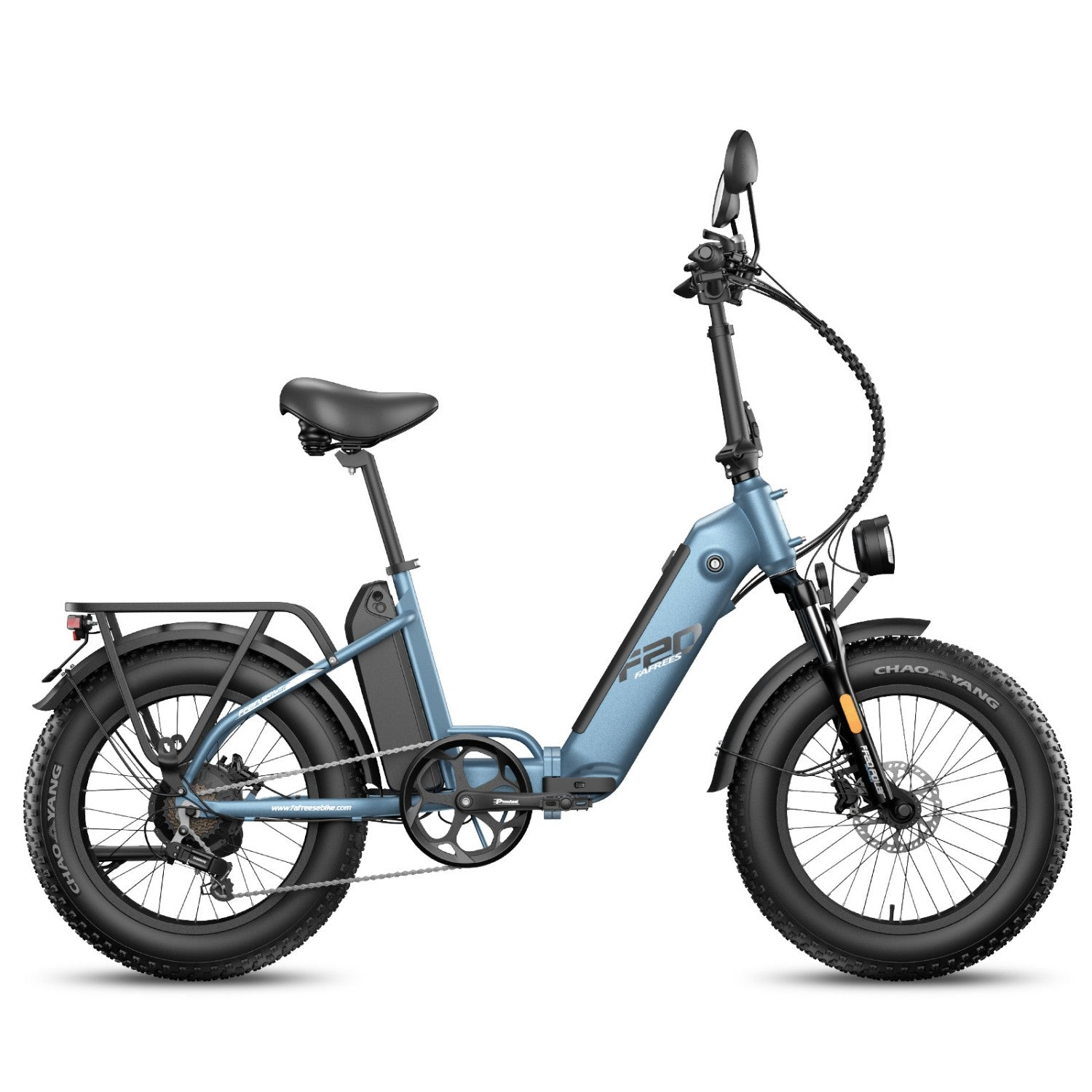 Ein blaues faltbares E-Bike mit fetten Reifen, Gepäckträger und Spiegel.