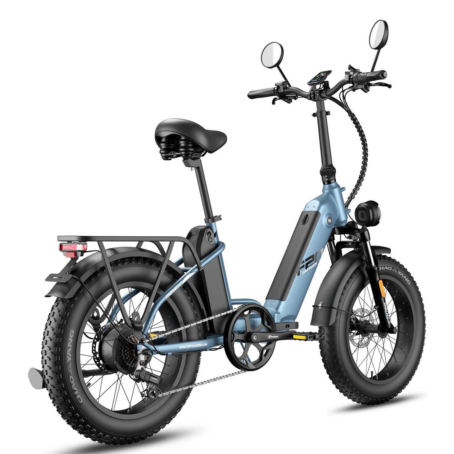 Ein hellblaues Klapp-E-Bike mit dicken Reifen, Gepäckträger und schwarzem Sattel.