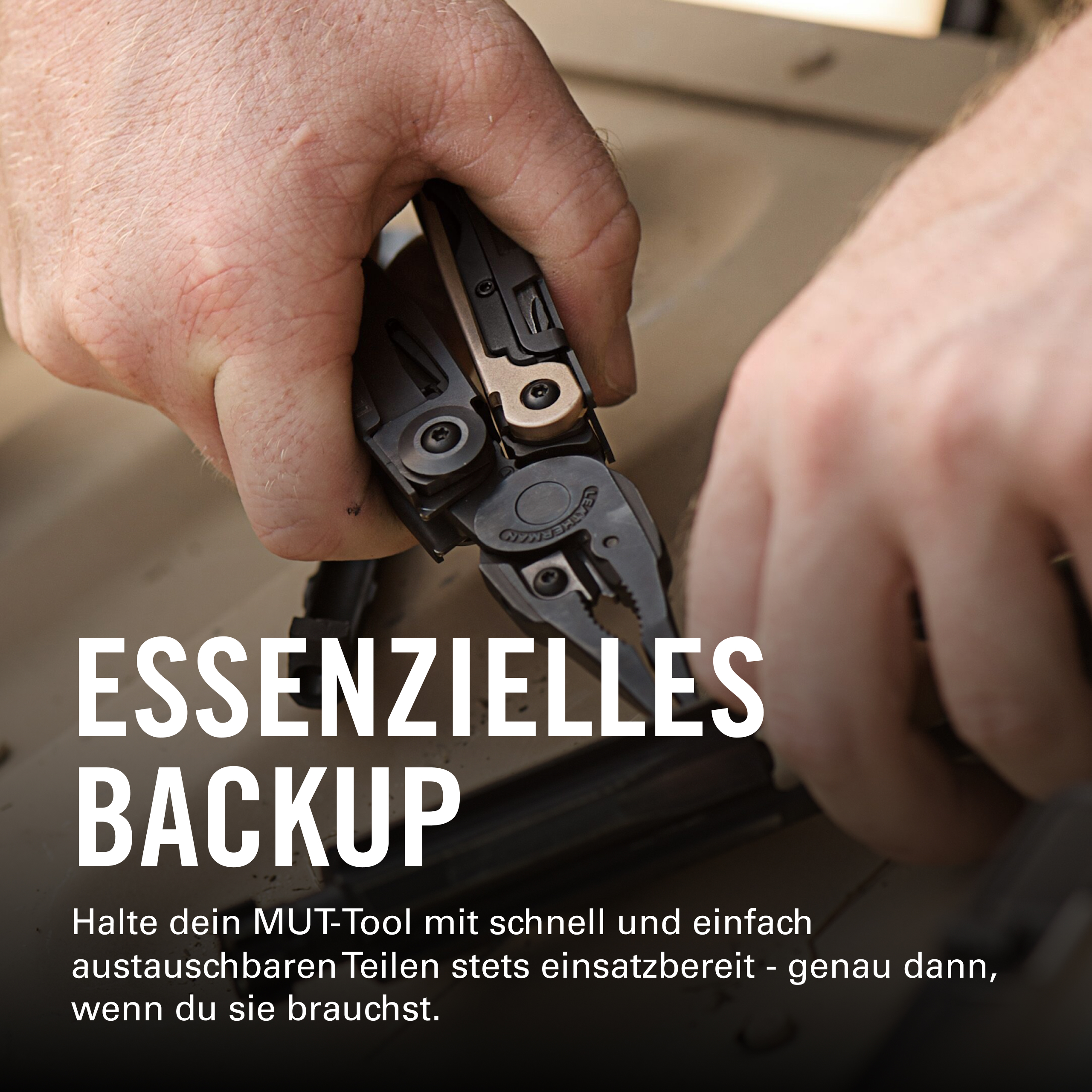 Hände halten ein Leatherman Werkzeug mit Zange und Schrauben.