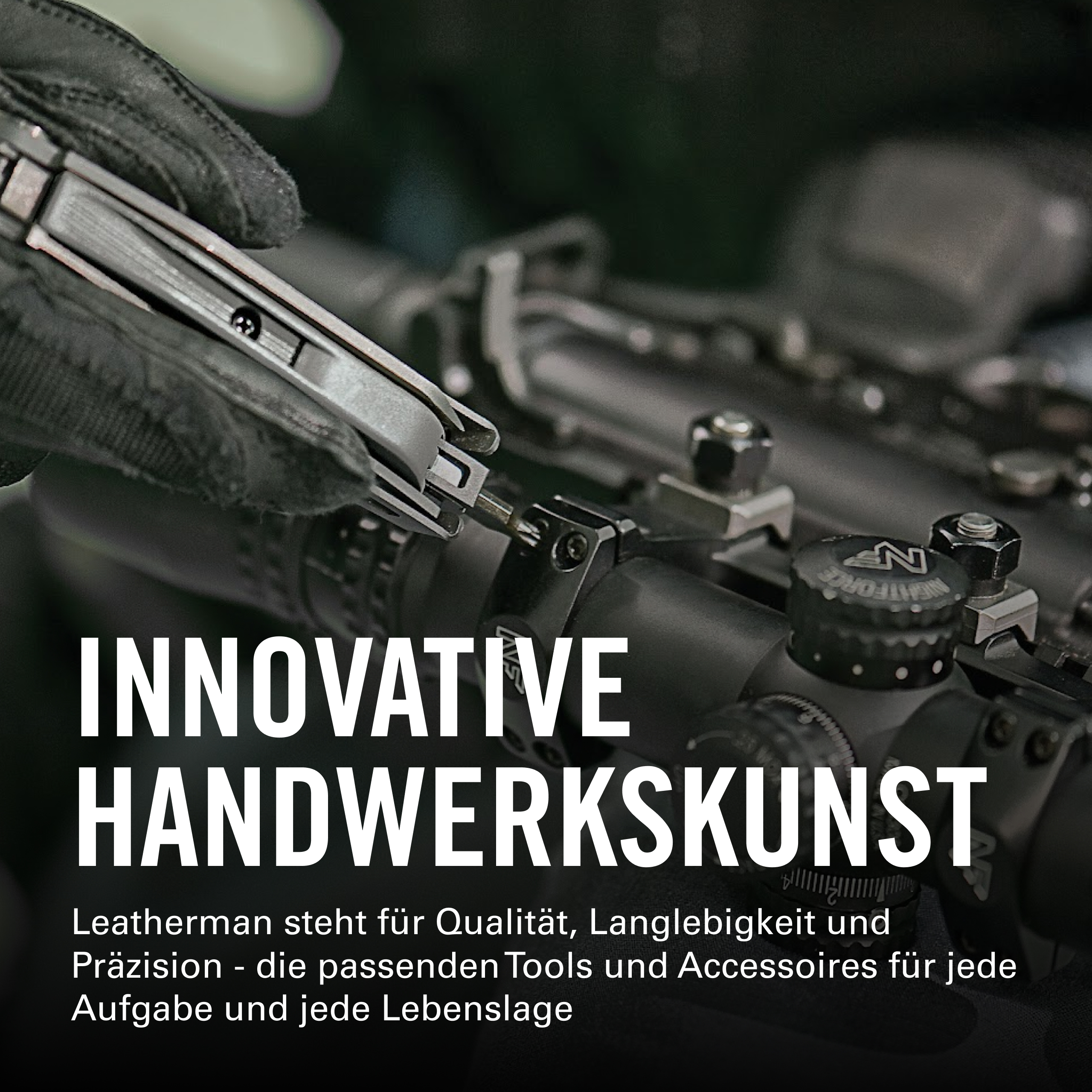 Eine Hand in schwarzer Handschuh benutzt ein Werkzeug an einem Gewehrschaft.