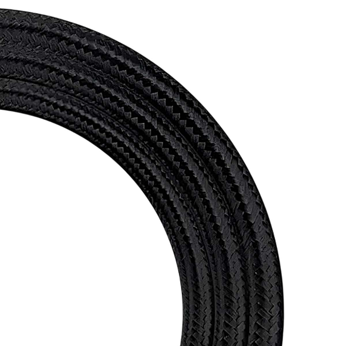 Ein schwarzes, geflochtenes Kabel biegt sich im Kreis auf weißem Hintergrund.