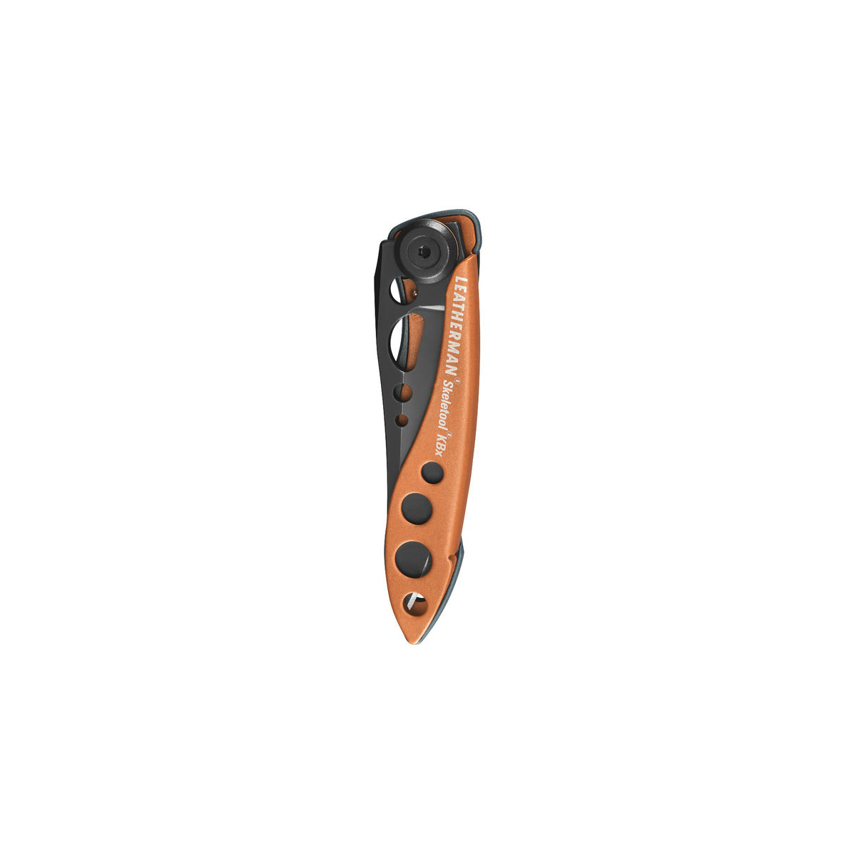 Ein geschlossenes Leatherman Skeletool KBx Taschenmesser mit orangefarbenen Griffschalen.