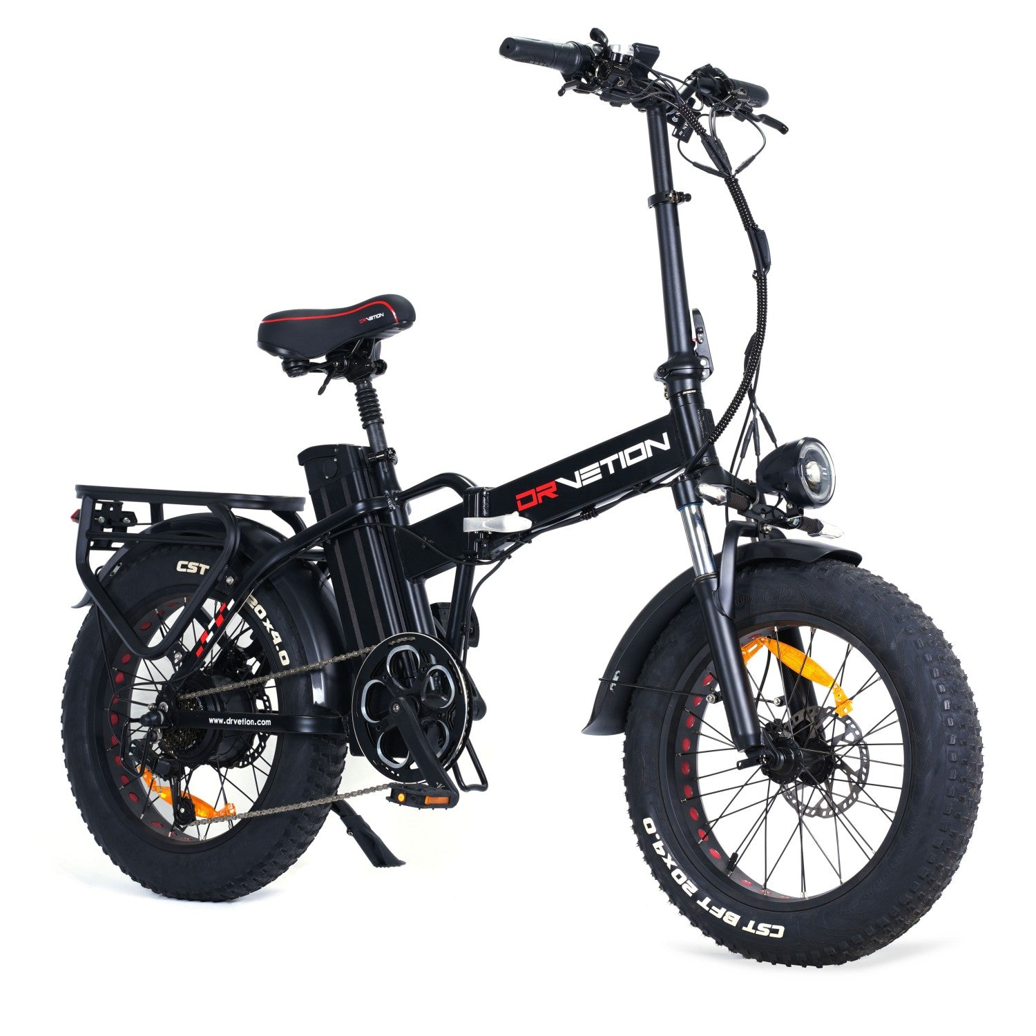 Bicicletta elettrica nera con pneumatici larghi, portapacchi e faro.
