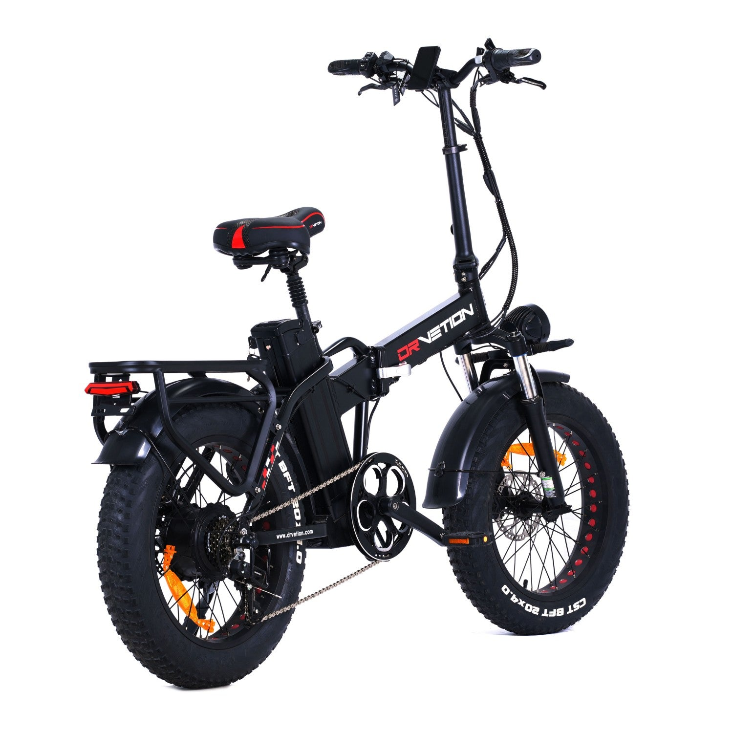 Bici elettrica nera con ruote fat e dettagli rossi su sella e cerchi, su sfondo bianco.